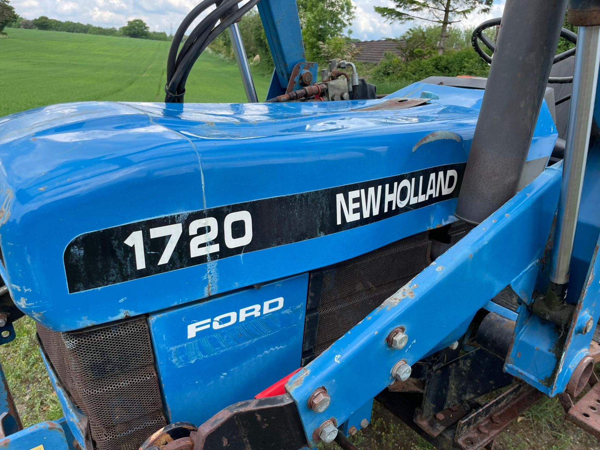FORD/ NEW HOLLAND 1720 TRACTOR WITH LOADER AND BUCKET, SHOWING A LOW 2956 HOURS *PLUS VAT* - Image 14 of 17