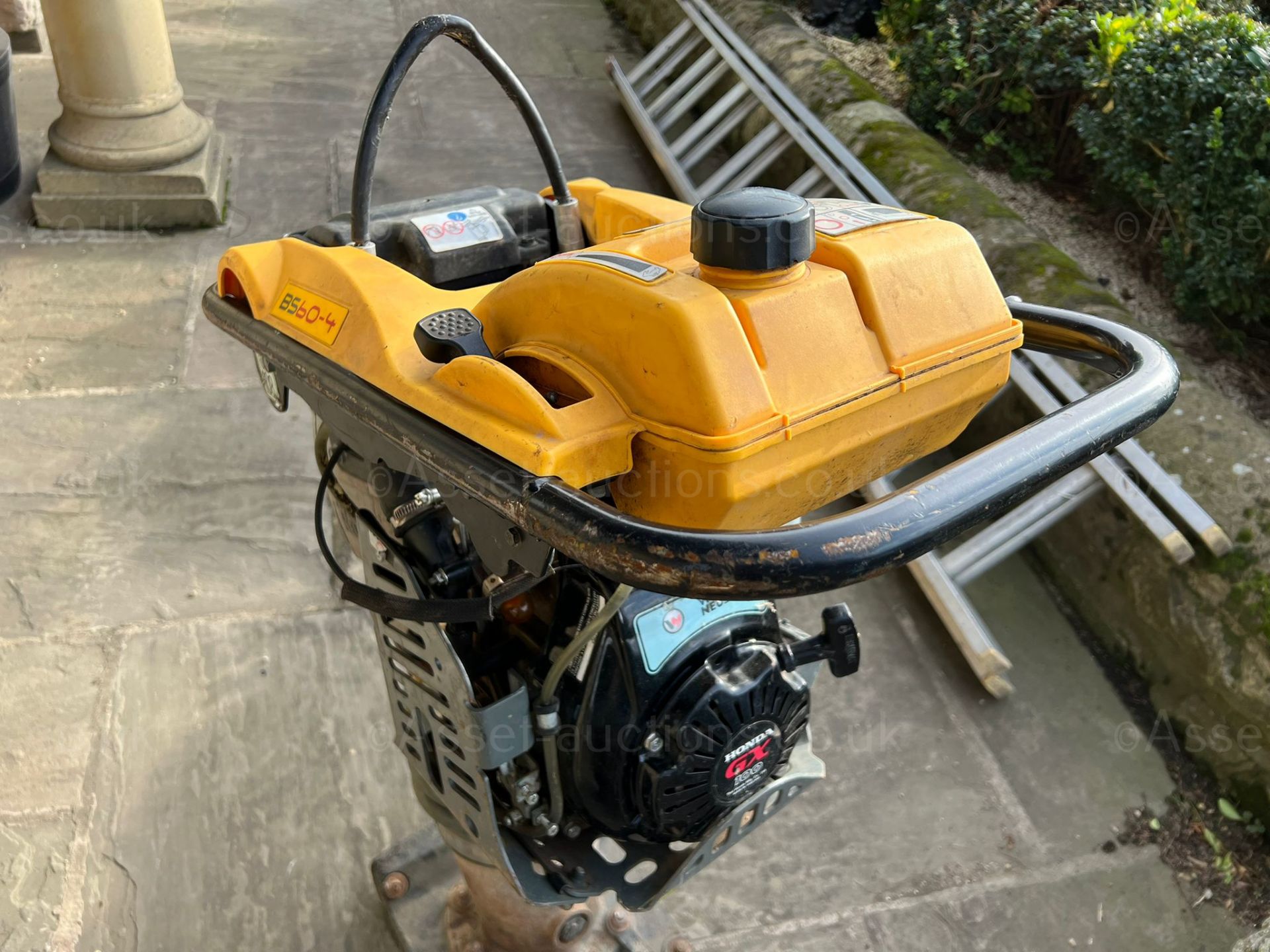 2016 WACKER NEUSON BS60-4 TRENCH HAMMER, RUNS AND WORKS, 4 STROKE ENGINE, HONDA GX100 ENGINE - Image 4 of 6