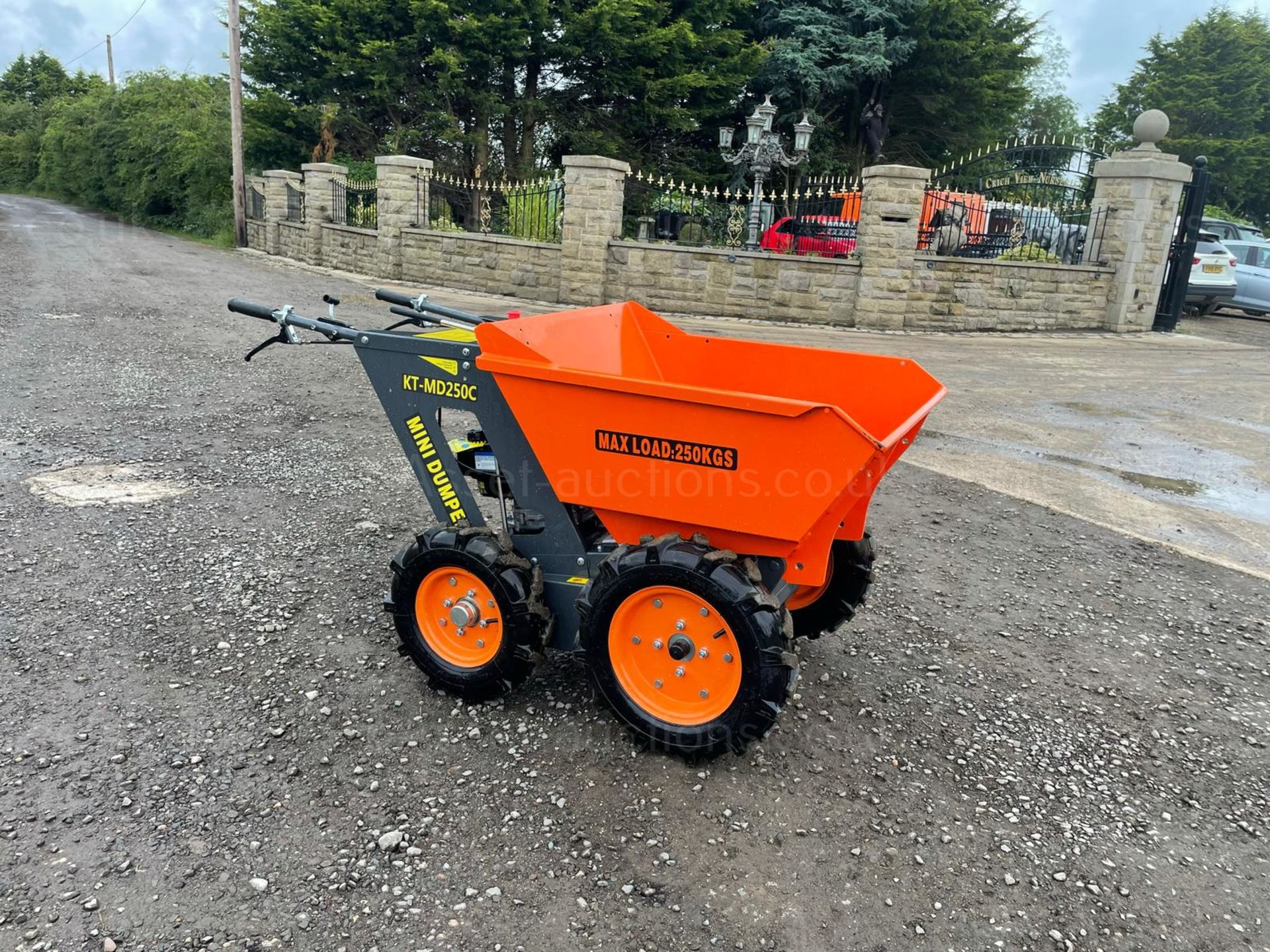 NEW AND UNUSED 4WD 250kg SELF PROPELLED MINI WALK BEHIND DUMPER, MANUALS INCLUDED *PLUS VAT* - Image 3 of 11