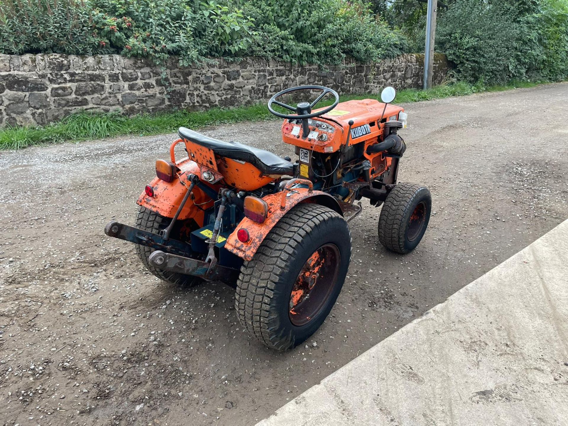 KUBOTA B5100 COMPACT TRACTOR WITH UNDERSLUNG DECK, RUNS DRIVES AND WORKS, GRASS TYRES *PLUS VAT* - Image 7 of 18