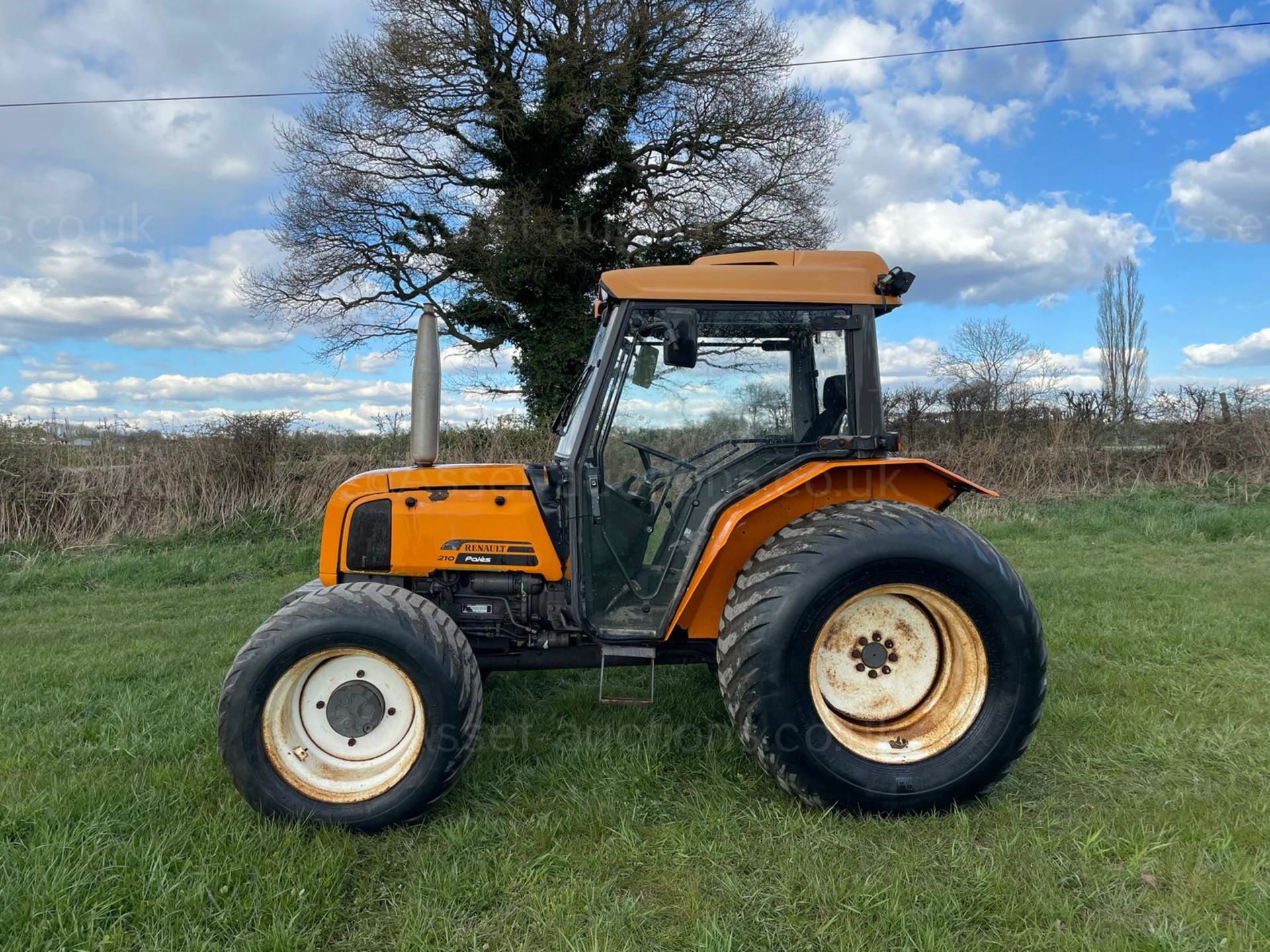 RENAULT PALES 210 52hp 4WD TRACTOR, RUNS AND DRIVES, SHOWING A LOW 2089 HOURS *PLUS VAT* - Image 3 of 9