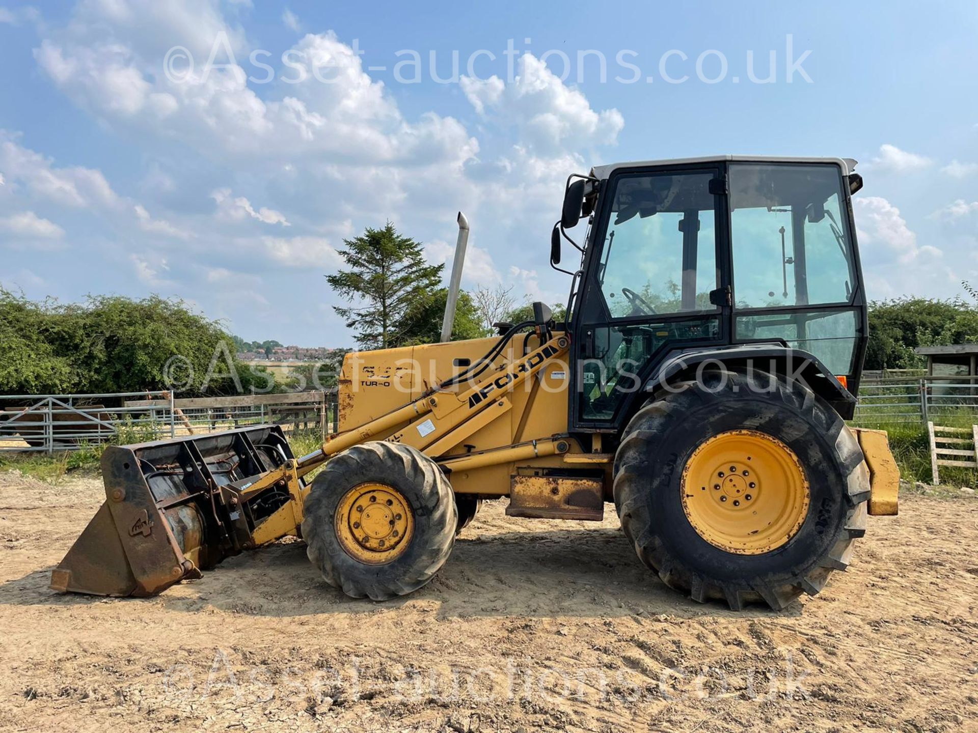 FORD 655D WHEEL DIGGER, RUNS DRIVES AND LIFTS, ROAD REGISTERED, FULLY GLASS CAB *PLUS VAT* - Image 7 of 28