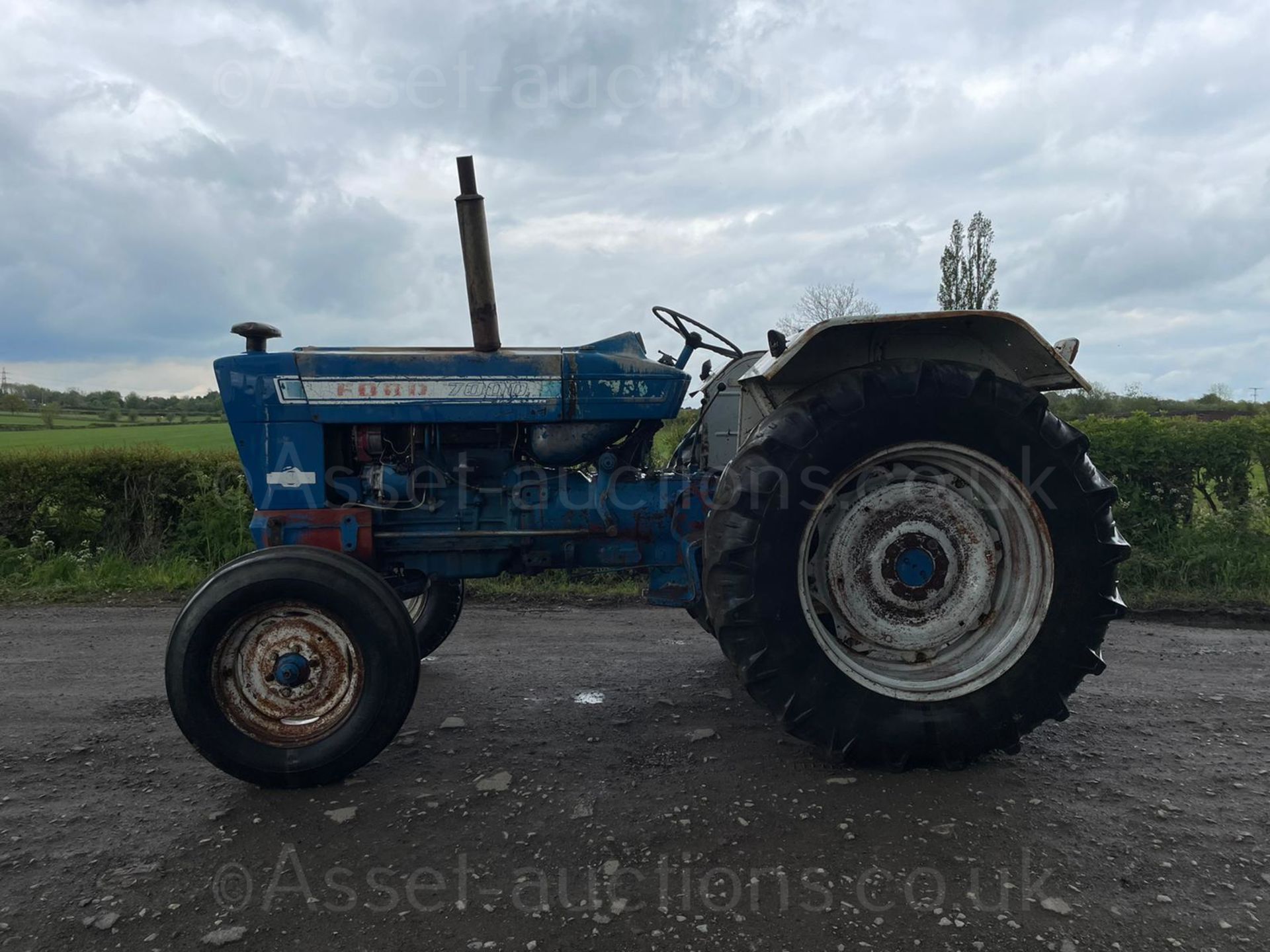 FORD 7000 TRACTOR, RUNS AND DRIVES, ALL GEARS WORK, VINTAGE TRACTOR - HARD TO FIND *PLUS VAT* - Image 2 of 20