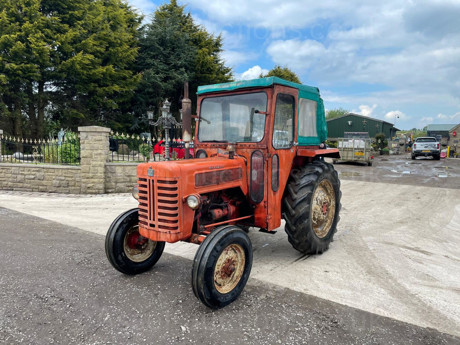McCORMICK B-274 DIESEL TRACTOR, RUNS DRIVES AND WORKS, GOOD SET OF TYRES, CABBED *PLUS VAT* - Image 4 of 16