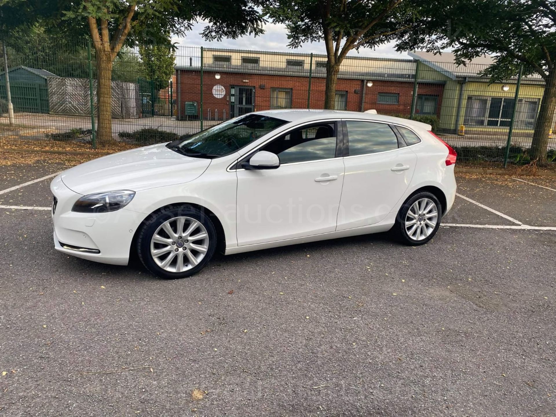 2014/64 VOLVO V40 SE LUX D2 WHITE HATCHBACK, 1.5 DIESEL ENGINE, 1 PREVIOUS KEEPERS *NO VAT* - Image 6 of 30