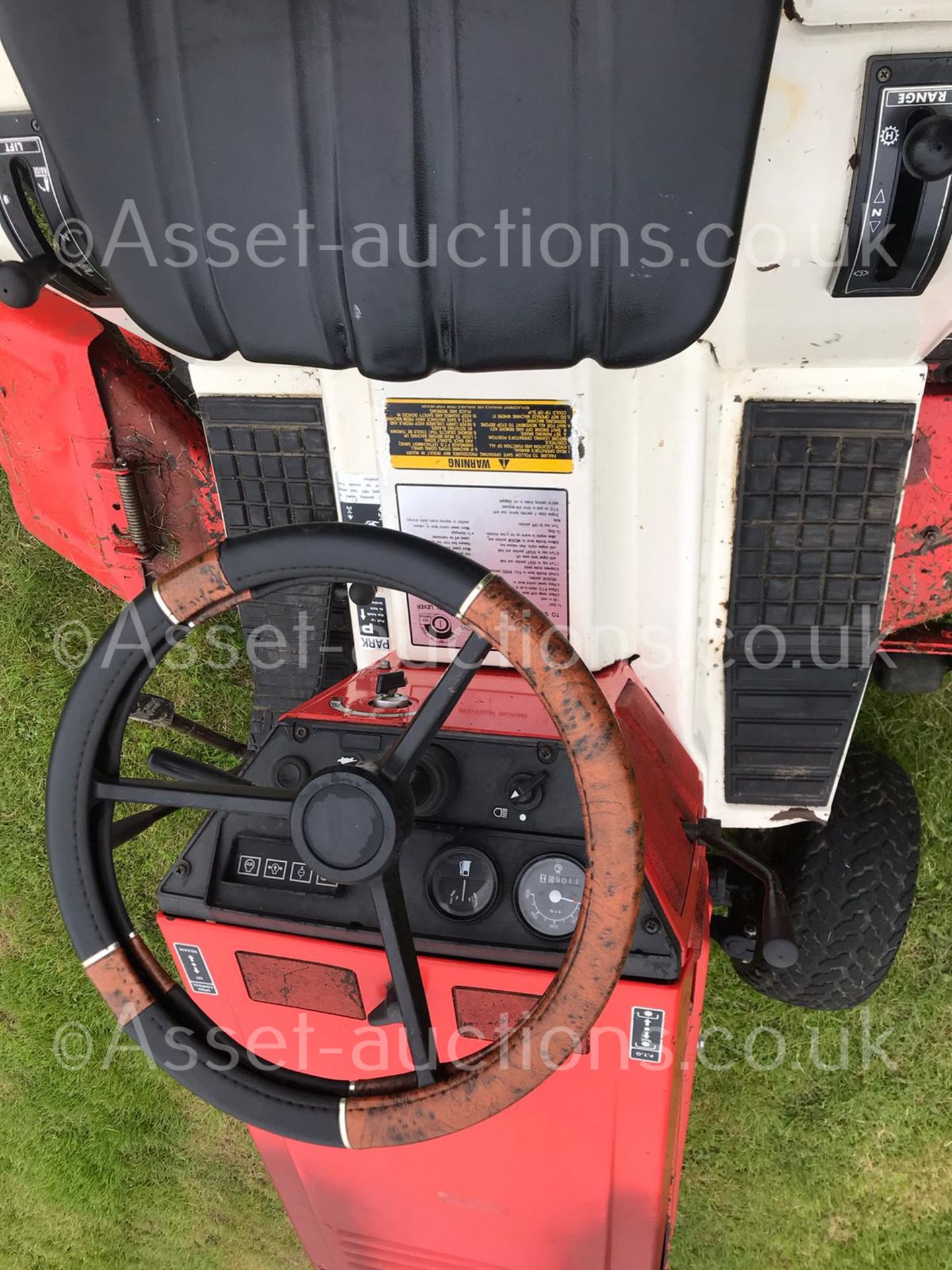 SHIBAURA GT16 RIDE ON LAWN MOWER, RUNS, DRIVES AND CUTS, HYDROSTATIC DRIVE, DIESEL ENGINE *NO VAT* - Image 9 of 10