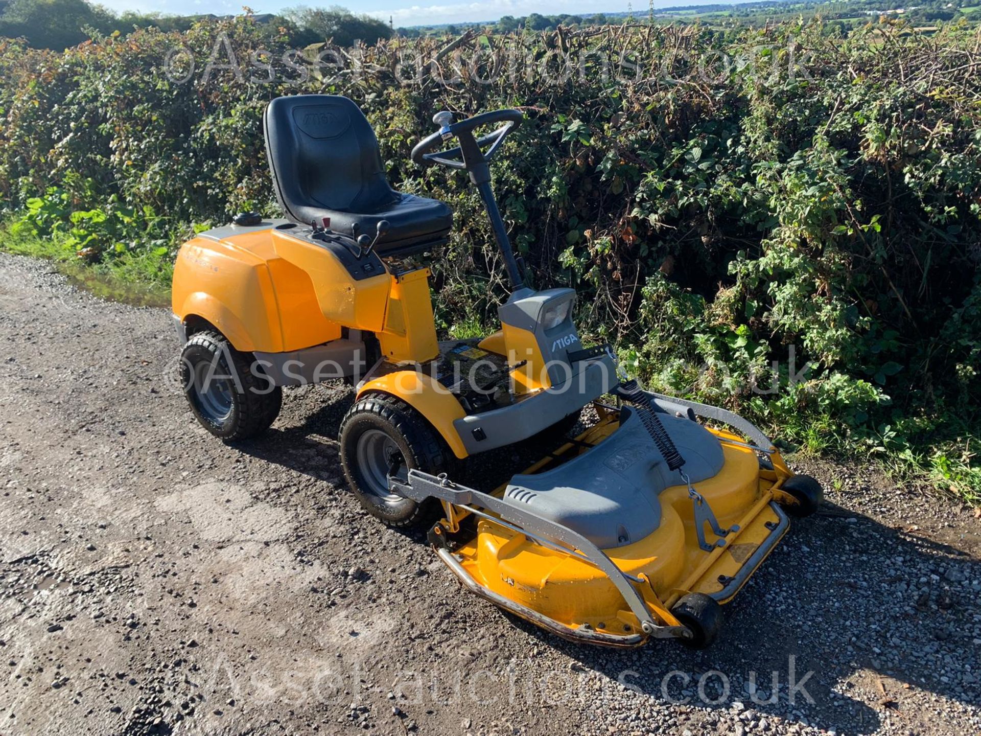 STIGA PARK PRO 16 RIDE ON MOWER, RUNS DRIVES AND CUTS WELL, GOOD SOLID 95cm TWIN BLADE DECK - Image 3 of 22