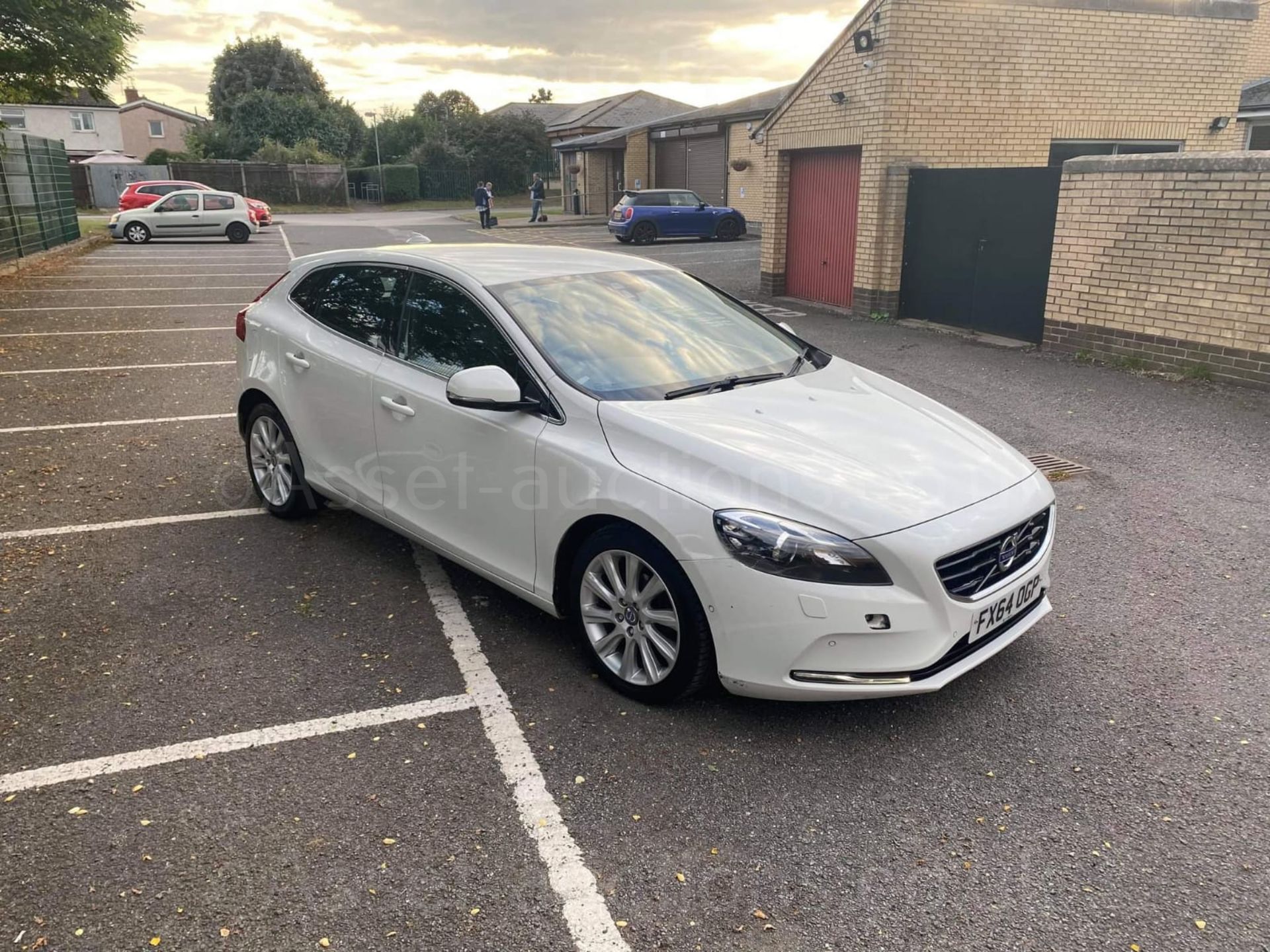 2014/64 VOLVO V40 SE LUX D2 WHITE HATCHBACK, 1.5 DIESEL ENGINE, 1 PREVIOUS KEEPERS *NO VAT* - Image 2 of 30