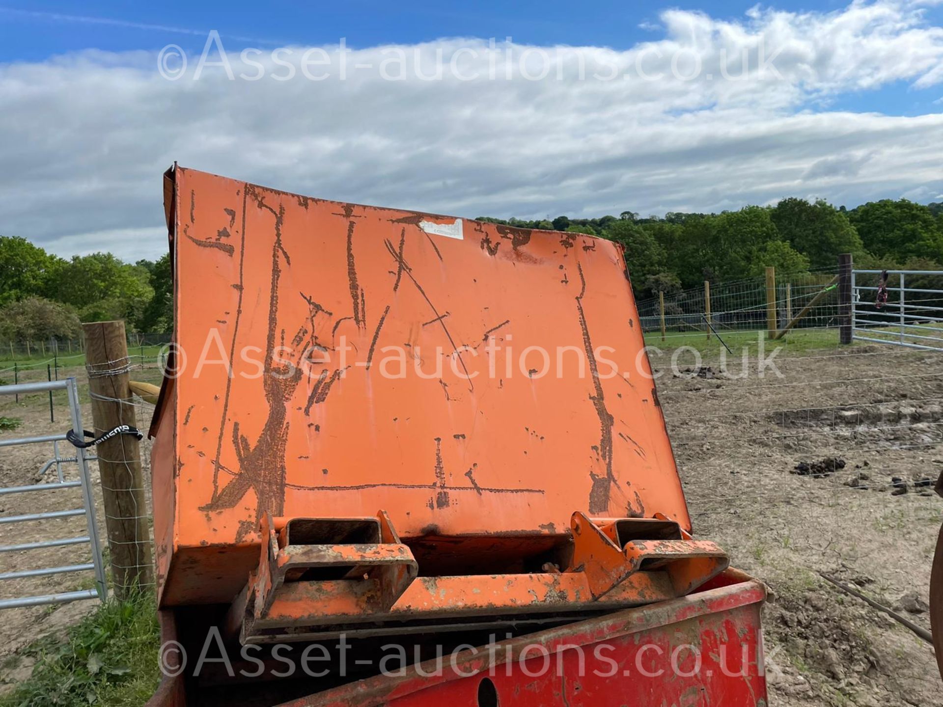 2018 ORANGE TIPPING SKIP, 2000kg RATED CAPACITY, SUITABLE FOR PALLET FORKS *PLUS VAT* - Image 5 of 8