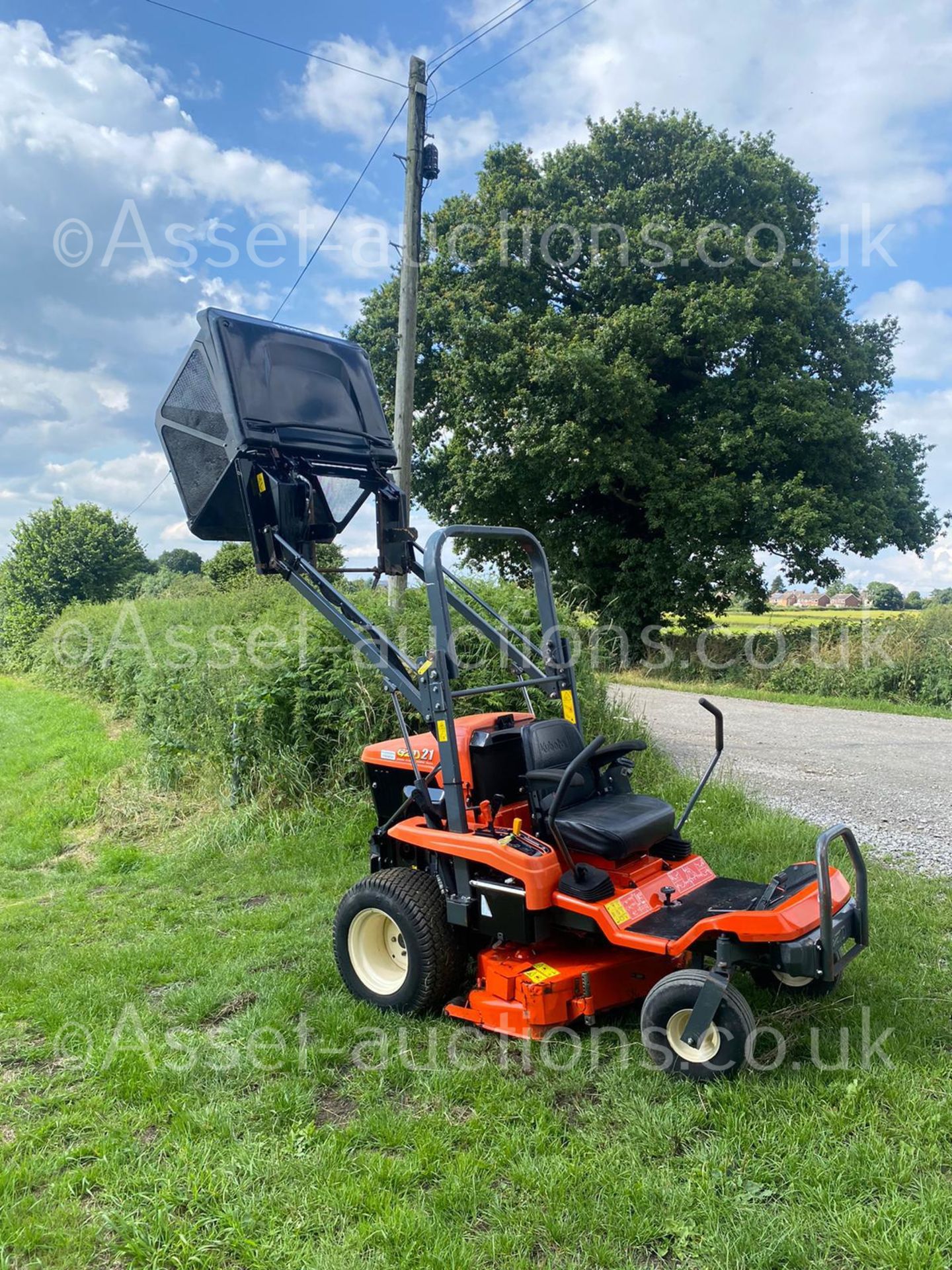 2015 KUBOTA GZD21 HIGH TIP ZERO TURN MOWER, SOLD NEW MID 2017, SHOWING A LOW 203 HOURS *PLUS VAT* - Image 3 of 16