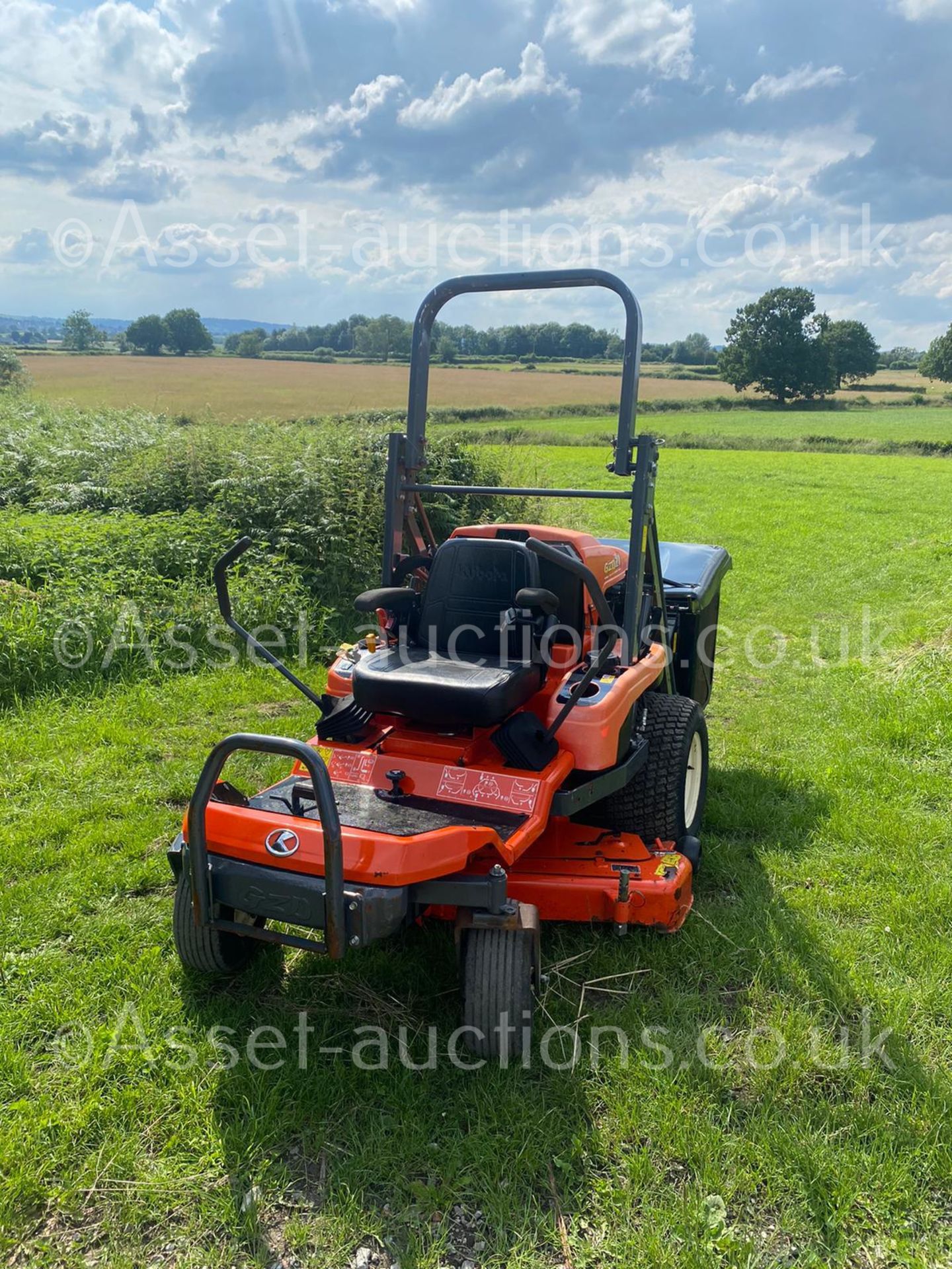 2015 KUBOTA GZD21 HIGH TIP ZERO TURN MOWER, SOLD NEW MID 2017, SHOWING A LOW 203 HOURS *PLUS VAT* - Image 7 of 16