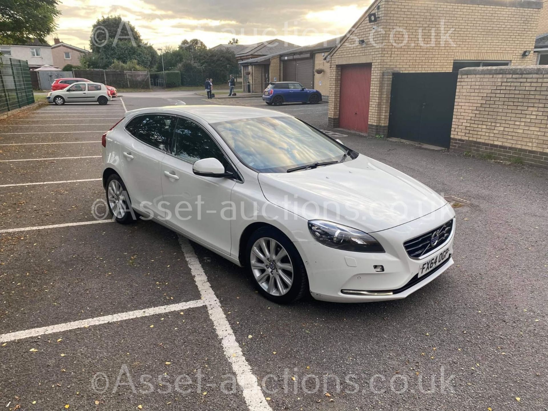 2014/64 VOLVO V40 SE LUX D2 WHITE HATCHBACK, 1.5 DIESEL ENGINE, 1 PREVIOUS KEEPERS *NO VAT*