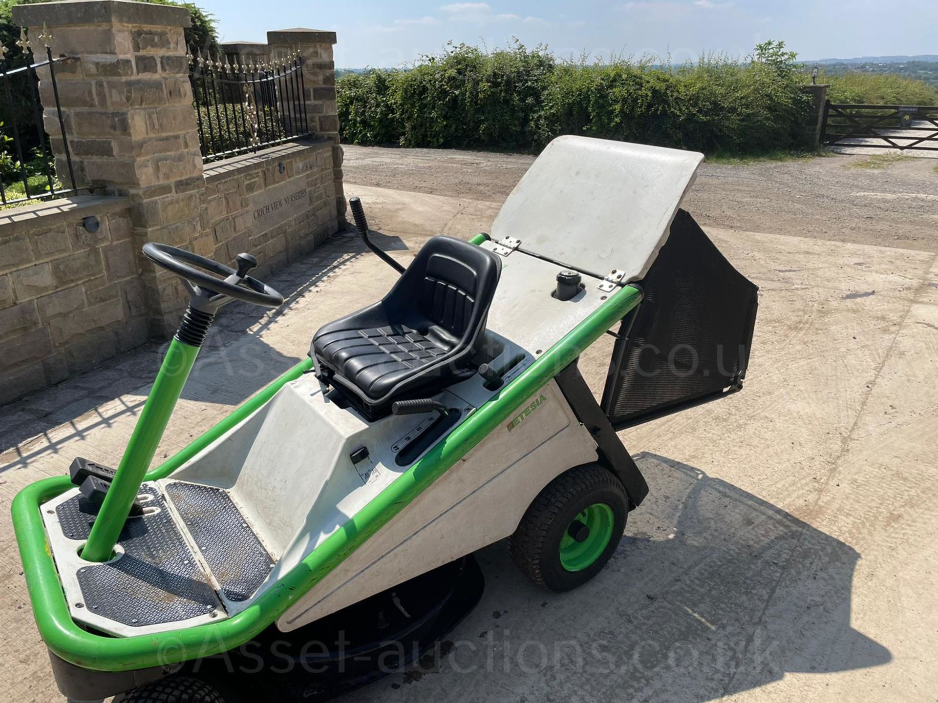 ETESIA HYDRO 80 RIDE ON MOWER, RUNS DRIVES AND CUTS, KAWASAKI PETROL ENGINE, HYDROSTATIC *PLUS VAT* - Image 6 of 12