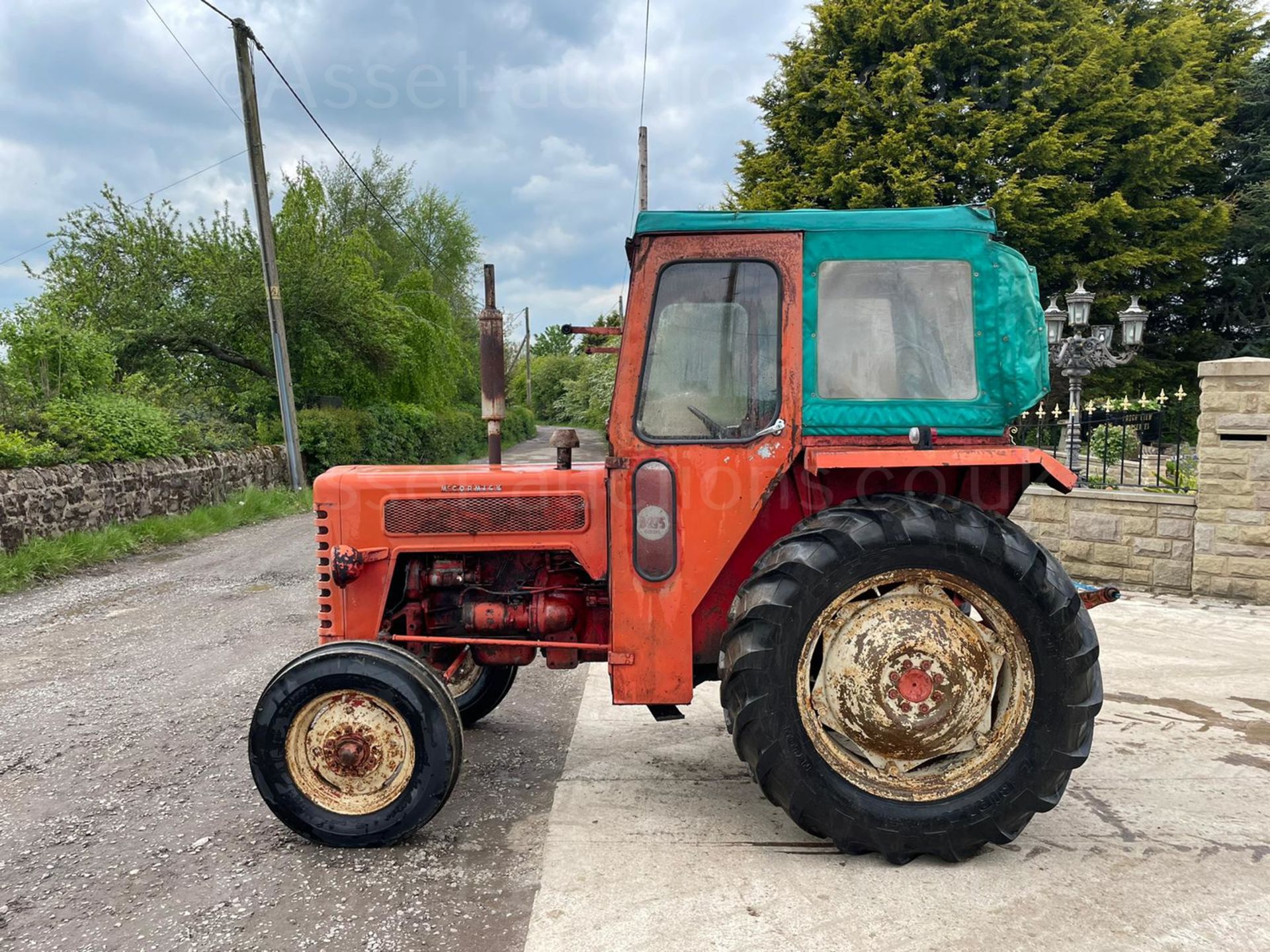 McCORMICK B-274 DIESEL TRACTOR, RUNS DRIVES AND WORKS, GOOD SET OF TYRES, CABBED *PLUS VAT* - Image 2 of 16