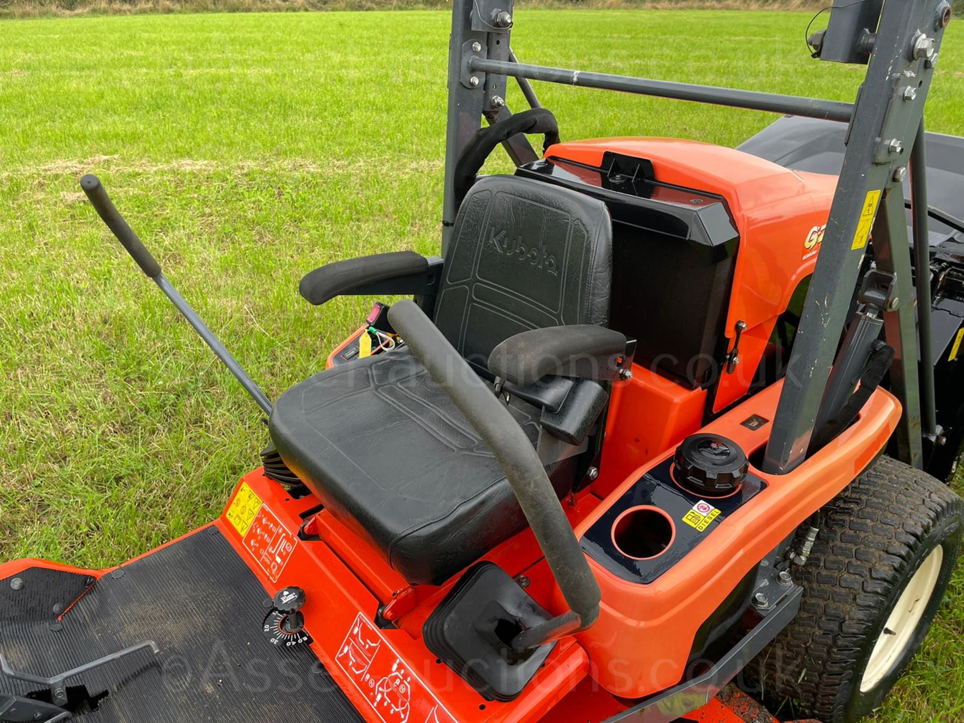 2015 KUBOTA GZD21 HIGH TIP ZERO TURN MOWER, RUNS, DRIVES CUTS AND COLLECTS WELL *PLUS VAT* - Image 24 of 26