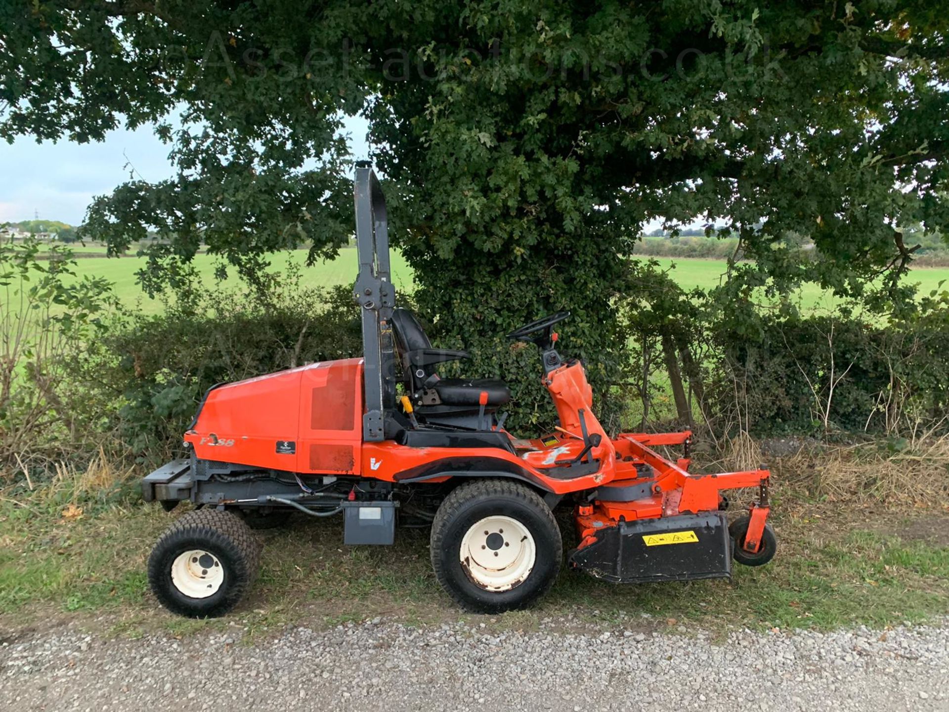 KUBOTA F2880 DIESEL RIDE ON MOWER, RUNS DRIVES AND CUTS, SHOWING A LOW 2640 HOURS *PLUS VAT* - Image 2 of 20