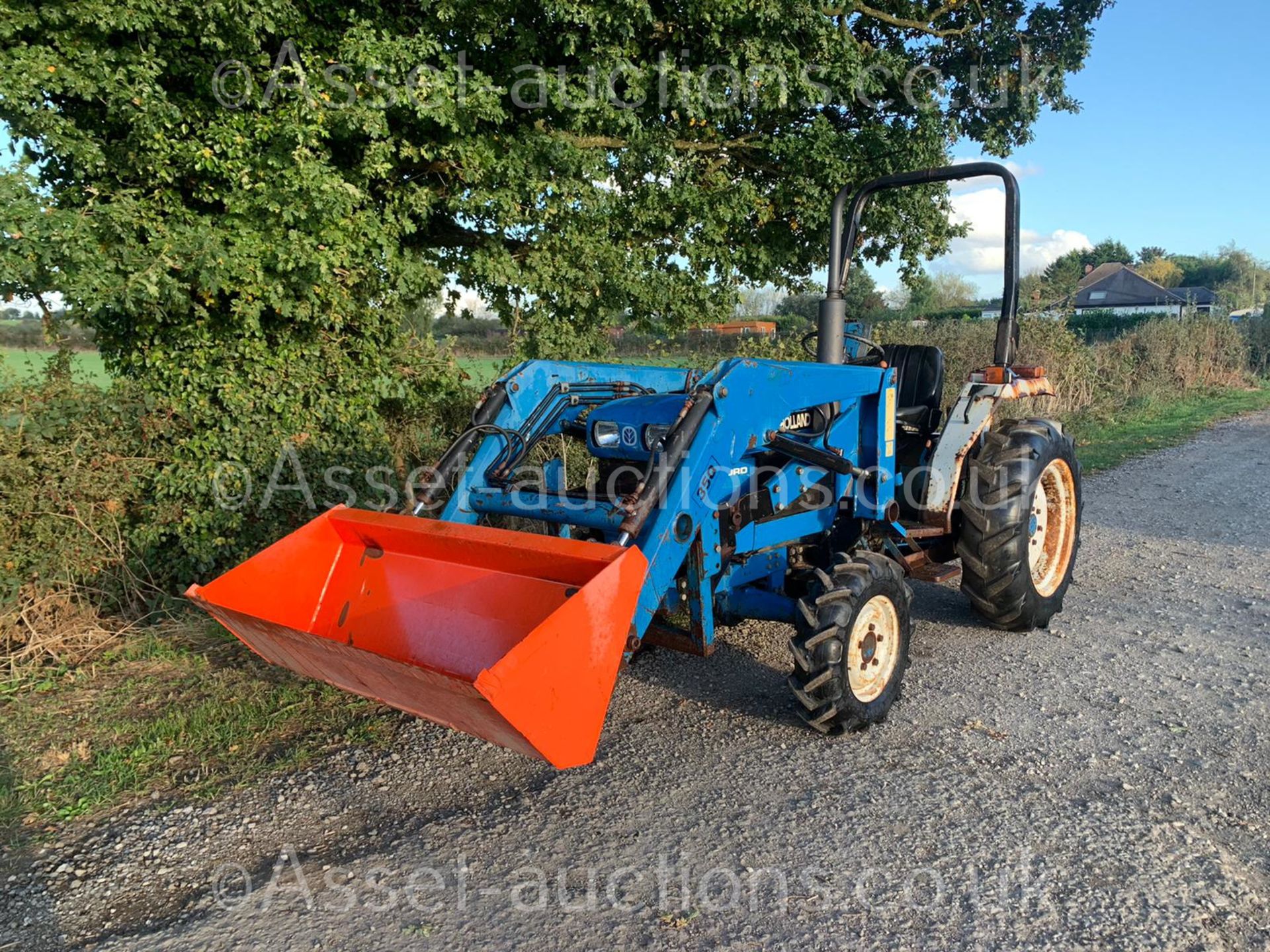 FORD 1720 28hp 4WD COMPACT TRACTOR WITH LEWIS 35Q FRONT LOADER AND BUCKET, RUNS DRIVES LIFTS WELL - Image 7 of 24