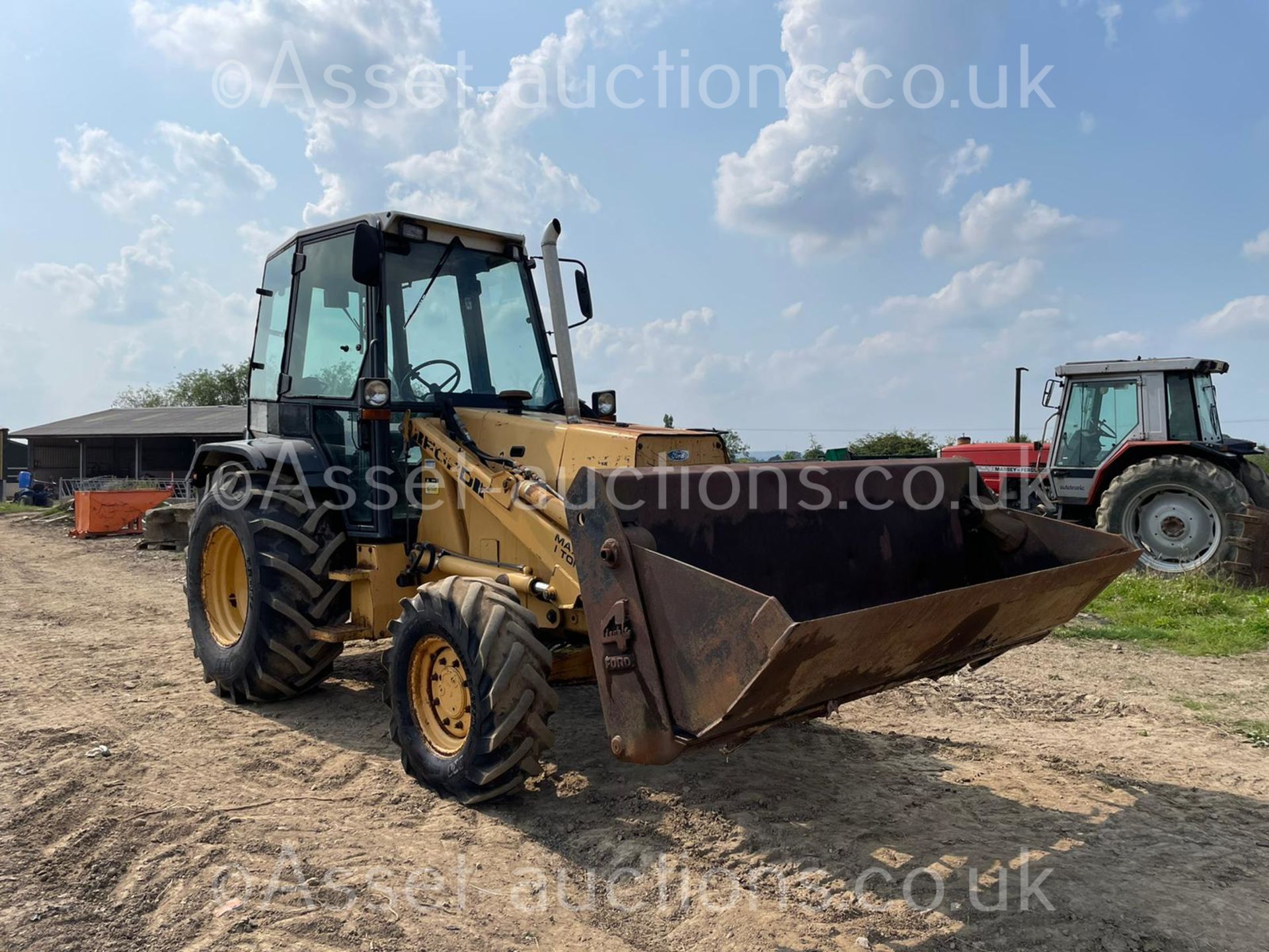 FORD 655D WHEEL DIGGER, RUNS DRIVES AND LIFTS, ROAD REGISTERED, FULLY GLASS CAB *PLUS VAT* - Image 3 of 28