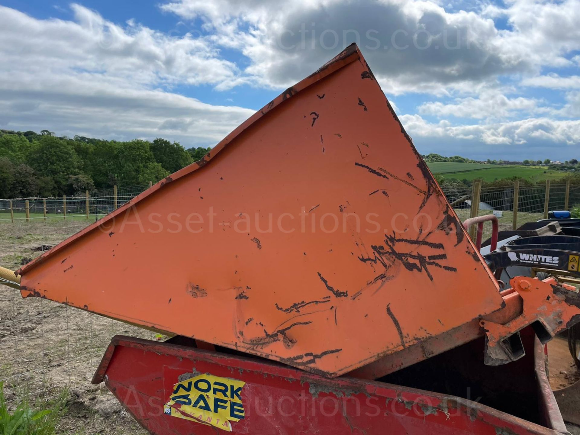 2018 ORANGE TIPPING SKIP, 2000kg RATED CAPACITY, SUITABLE FOR PALLET FORKS *PLUS VAT* - Image 2 of 8