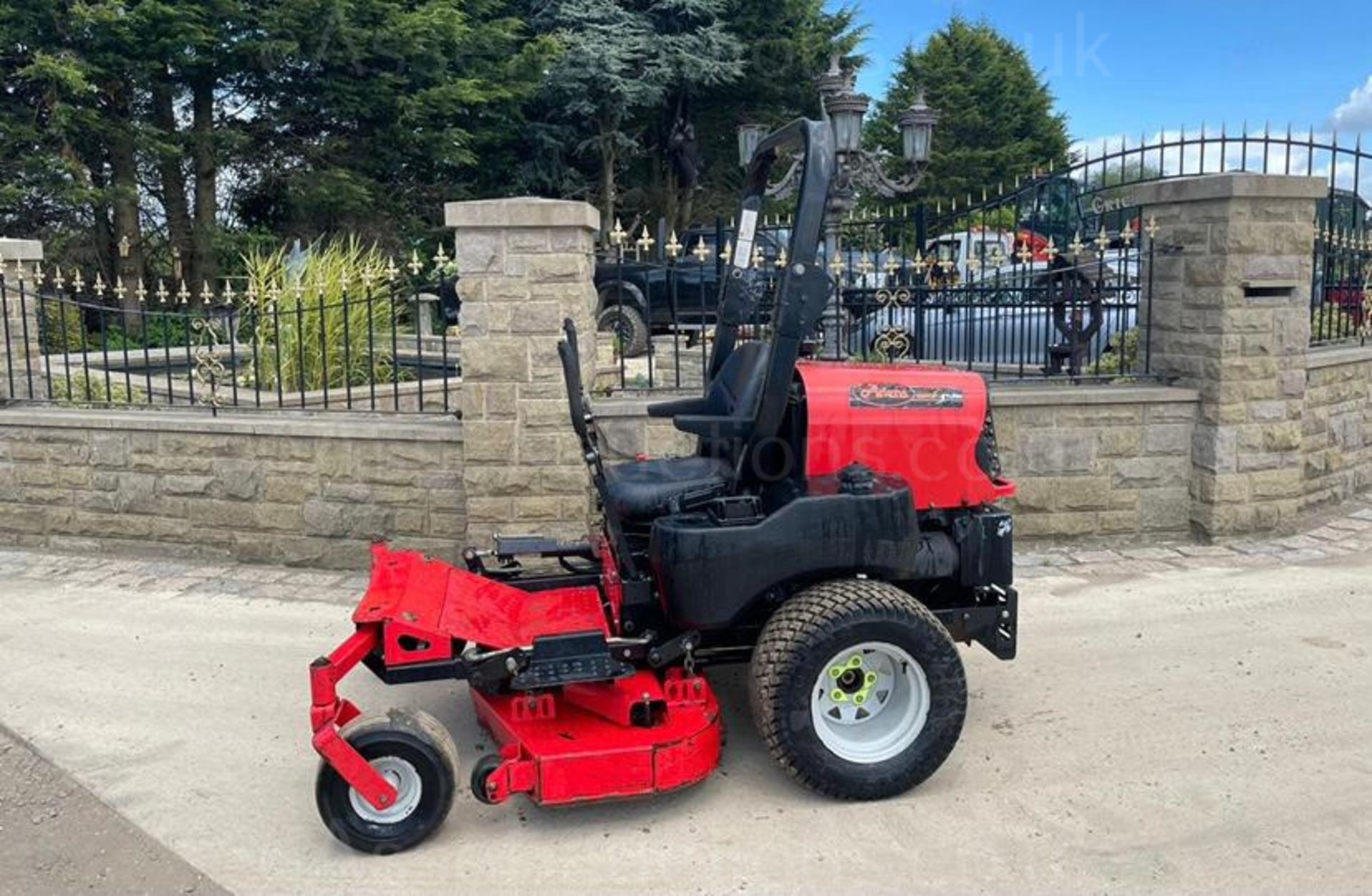 ARIENS 252 DIESEL ZERO TURN MOWER, RUNS DRIVES AND CUTS, GOOD SOLID TRIPLE BLADE DECK, ROLL BAR - Image 2 of 12