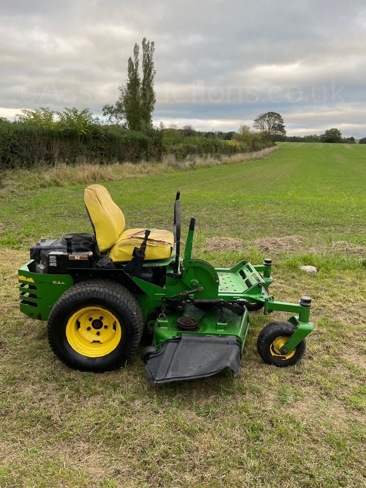 JOHN DEERE 717 Z-TRAK ZERO TURN RIDE ON LAWN MOWER, RUNS DRIVES AND CUTS, SHOWING A LOW 336 HOURS - Image 16 of 18