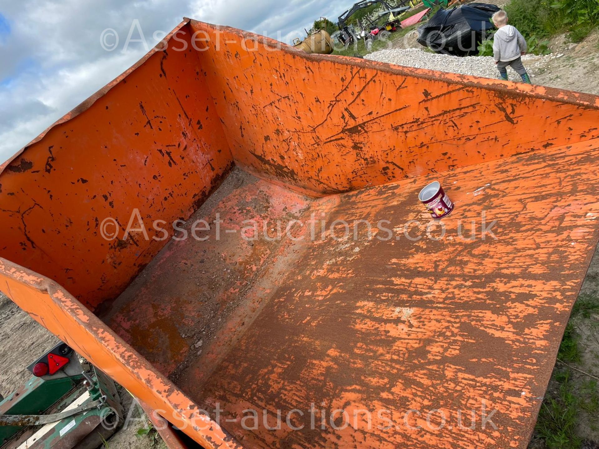 2018 ORANGE TIPPING SKIP, 2000kg RATED CAPACITY, SUITABLE FOR PALLET FORKS *PLUS VAT* - Image 3 of 8