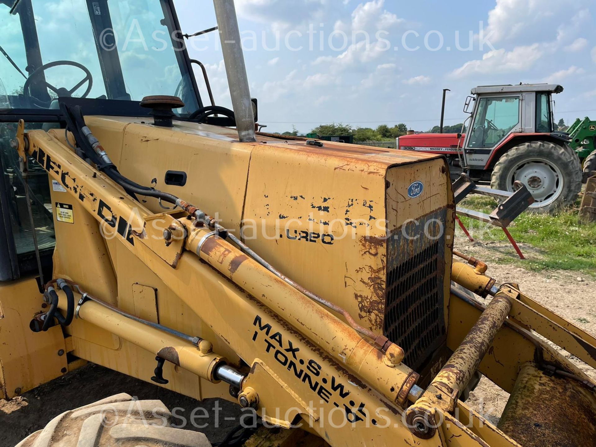 FORD 655D WHEEL DIGGER, RUNS DRIVES AND LIFTS, ROAD REGISTERED, FULLY GLASS CAB *PLUS VAT* - Image 17 of 28