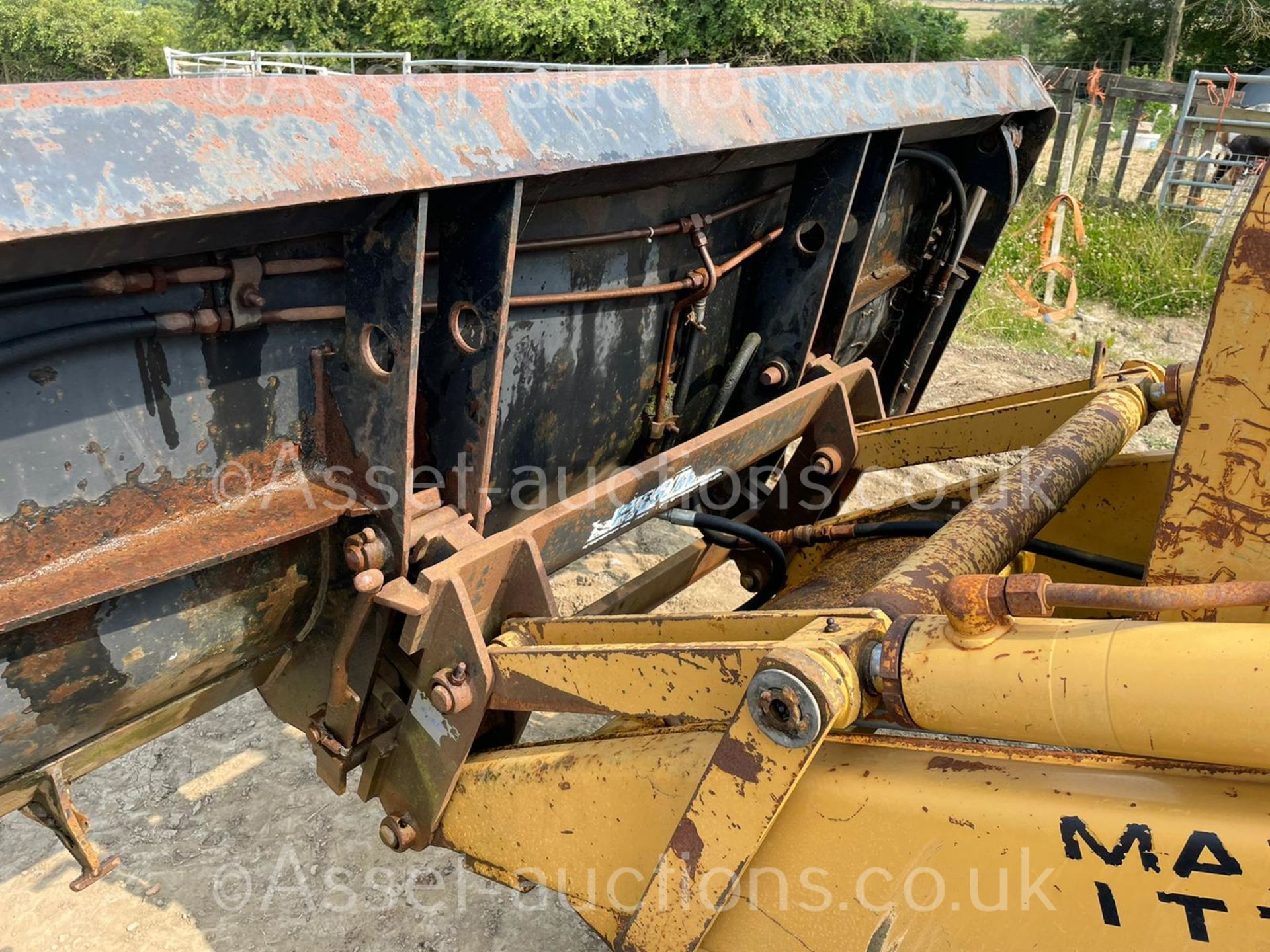 FORD 655D WHEEL DIGGER, RUNS DRIVES AND LIFTS, ROAD REGISTERED, FULLY GLASS CAB *PLUS VAT* - Image 19 of 28