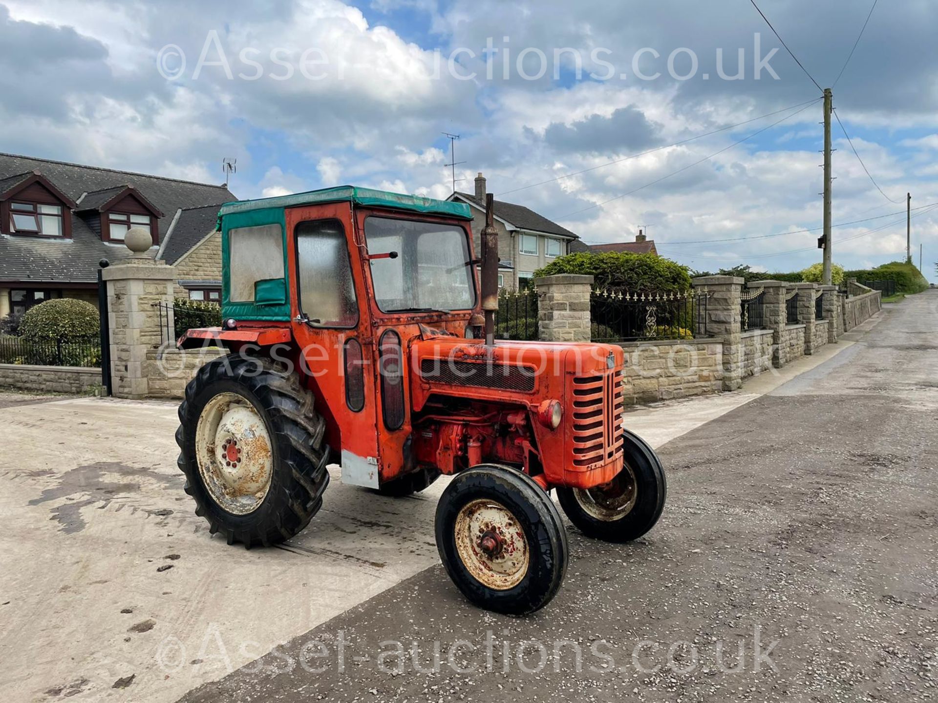 McCORMICK B-274 DIESEL TRACTOR, RUNS DRIVES AND WORKS, GOOD SET OF TYRES, CABBED *PLUS VAT* - Image 5 of 16