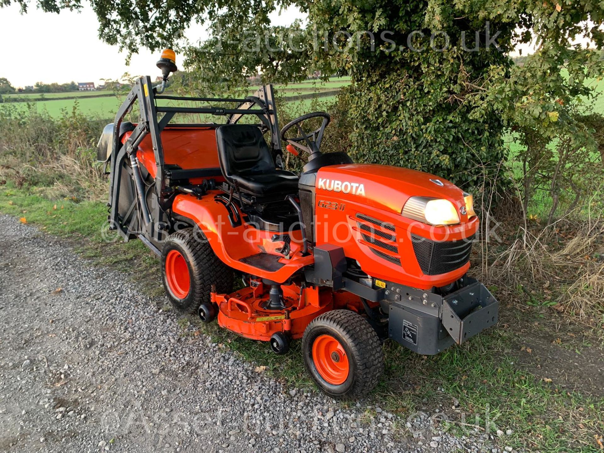 2013/62 KUBOTA G23-II HIGH TIP RIDE ON MOWER, RUNS DRIVES AND CUTS WELL, HYDROSTATIC *PLUS VAT* - Image 3 of 26