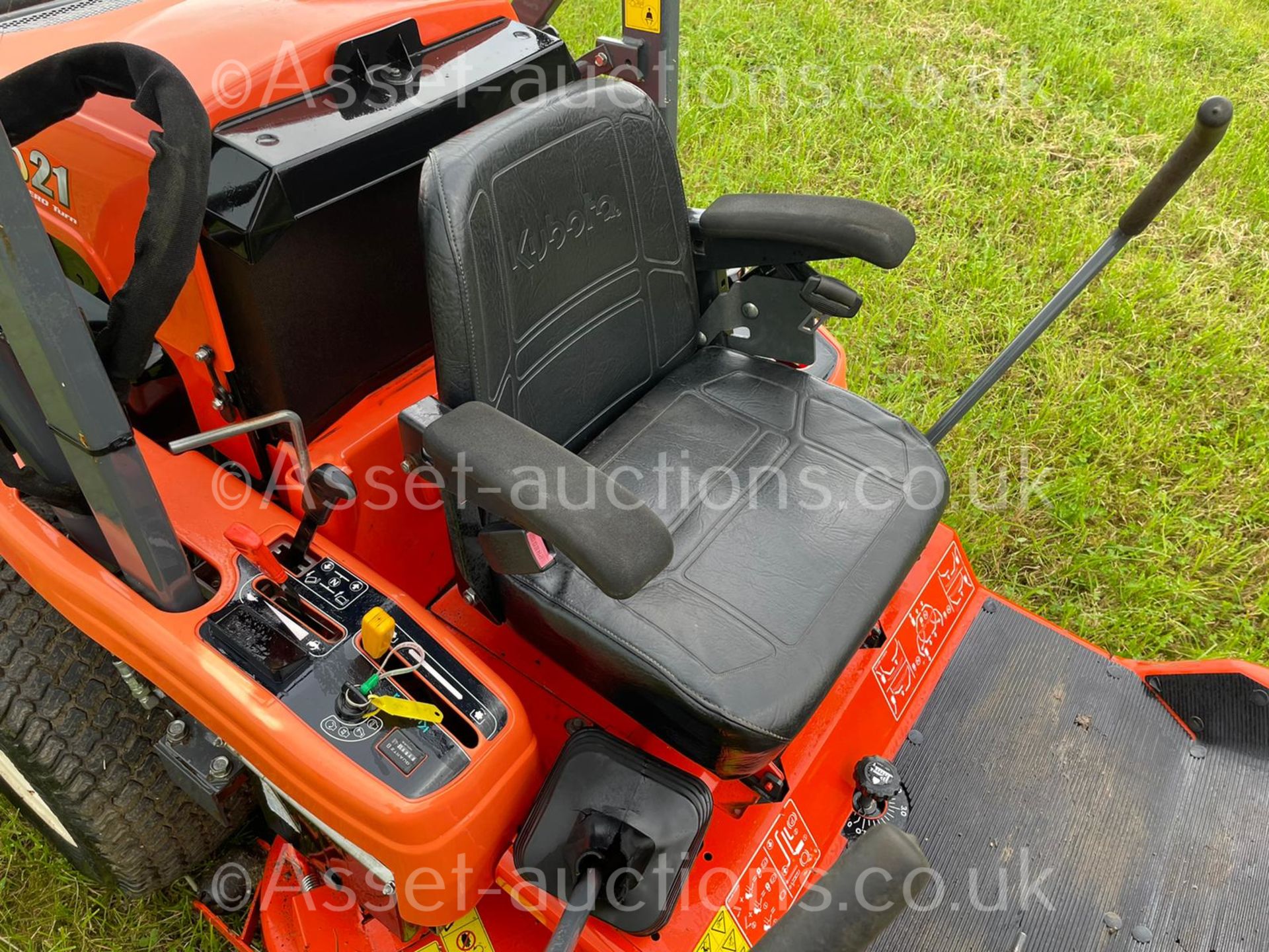 2015 KUBOTA GZD21 HIGH TIP ZERO TURN MOWER, RUNS, DRIVES CUTS AND COLLECTS WELL *PLUS VAT* - Image 21 of 26