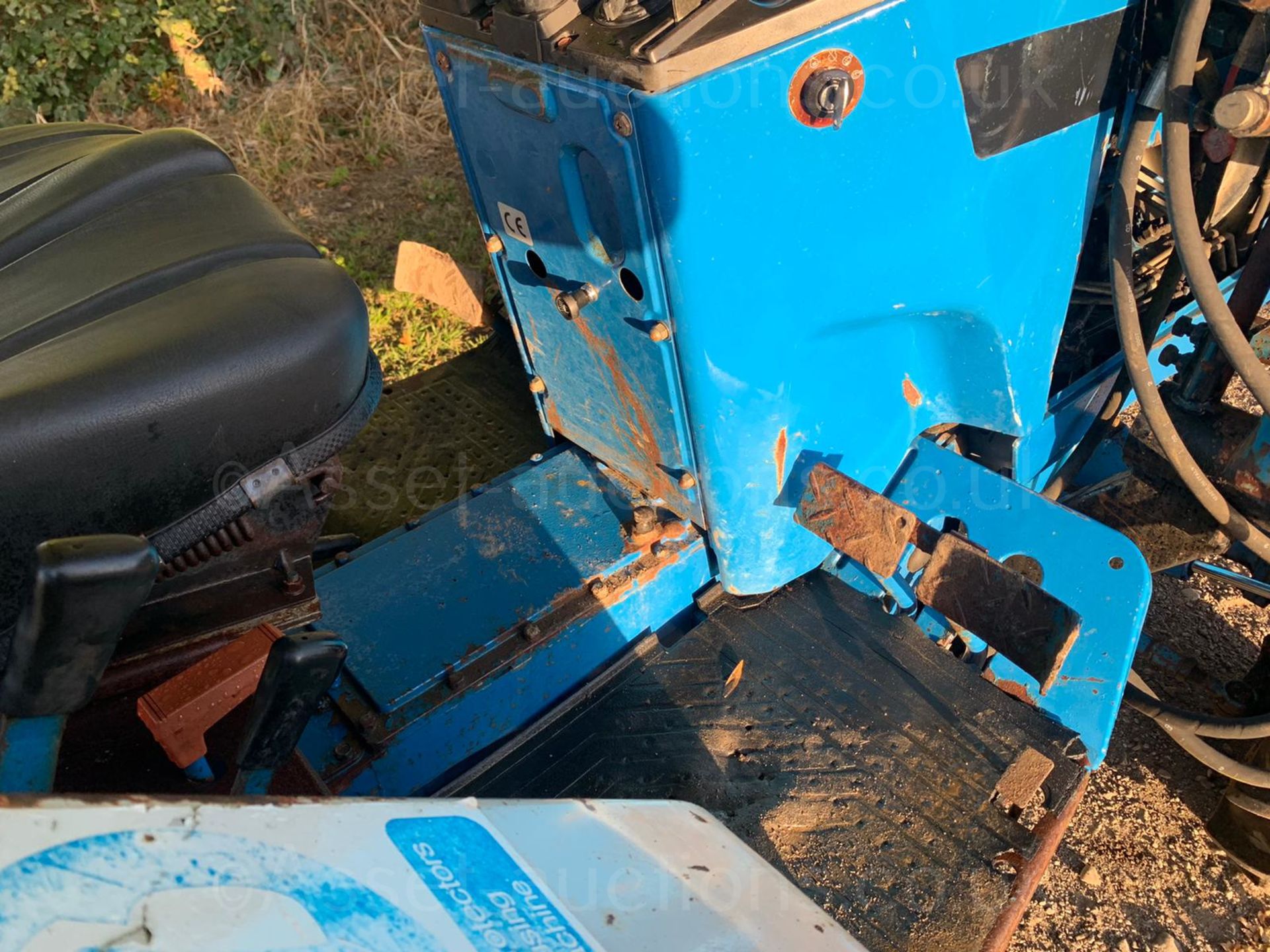 FORD 1720 28hp 4WD COMPACT TRACTOR WITH LEWIS 35Q FRONT LOADER AND BUCKET, RUNS DRIVES LIFTS WELL - Image 20 of 24