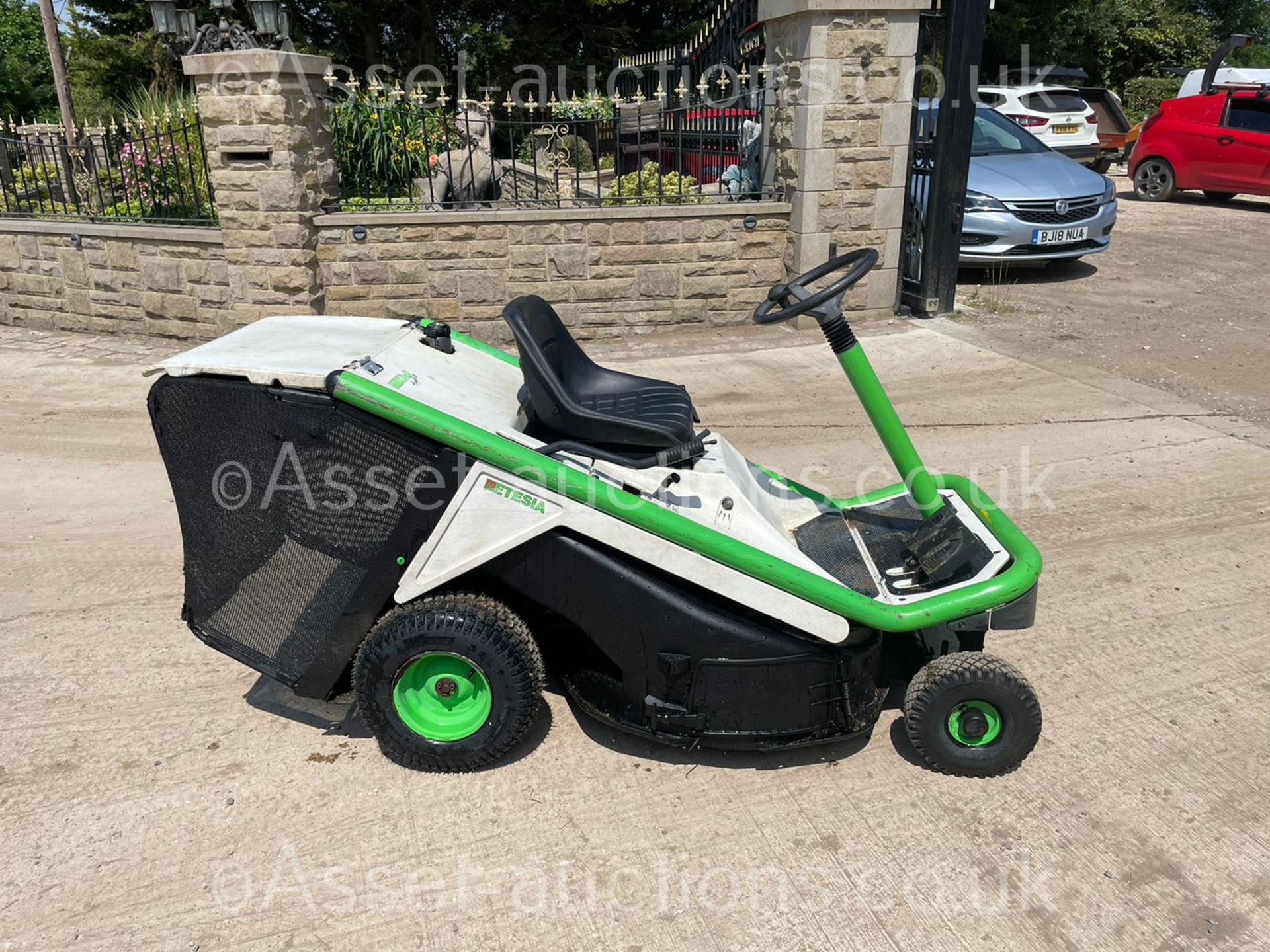 ETESIA HYDRO 80 RIDE ON MOWER, RUNS DRIVES AND CUTS, KAWASAKI PETROL ENGINE, HYDROSTATIC *PLUS VAT*