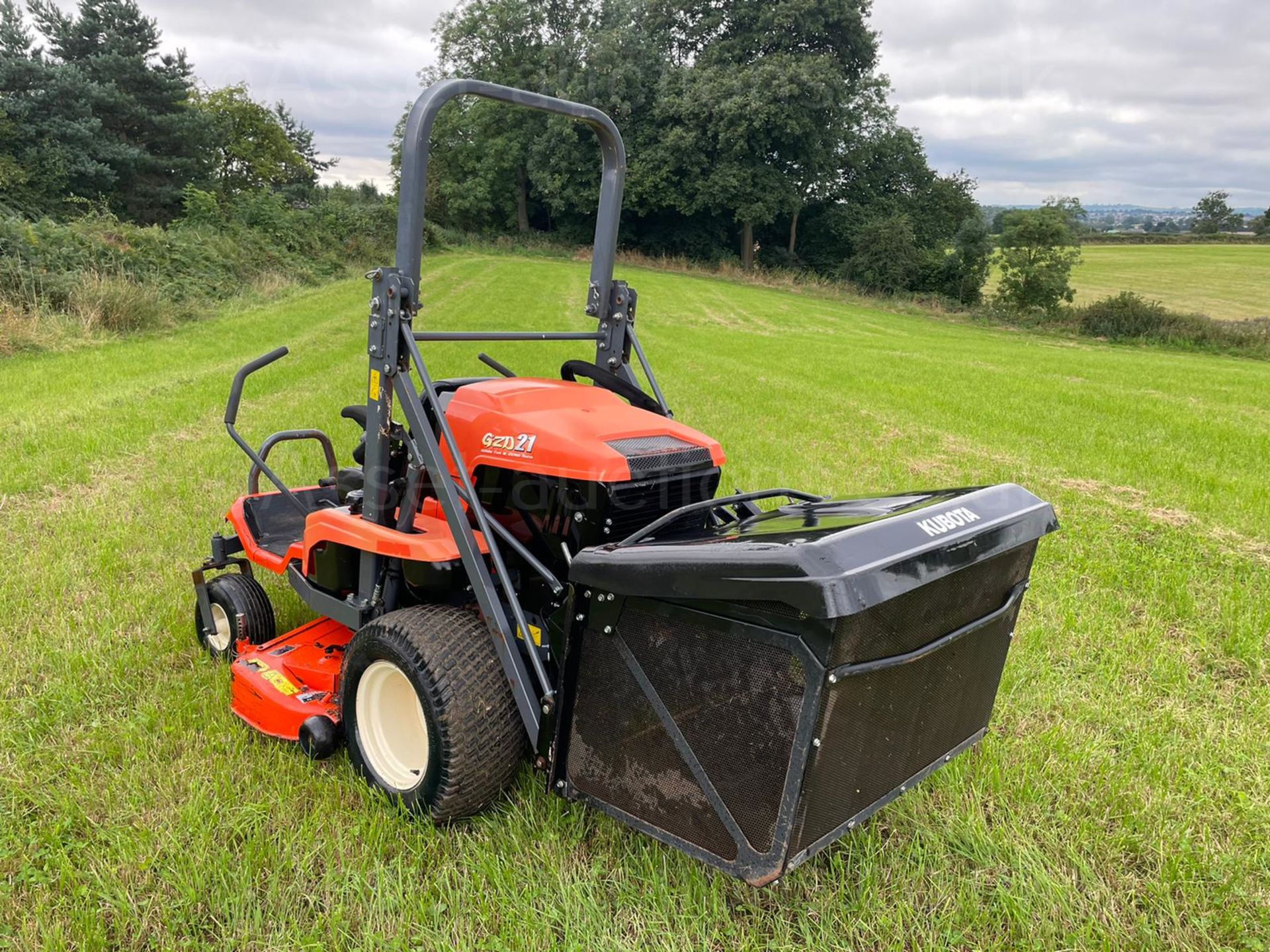 2015 KUBOTA GZD21 HIGH TIP ZERO TURN MOWER, RUNS, DRIVES CUTS AND COLLECTS WELL *PLUS VAT* - Image 8 of 26