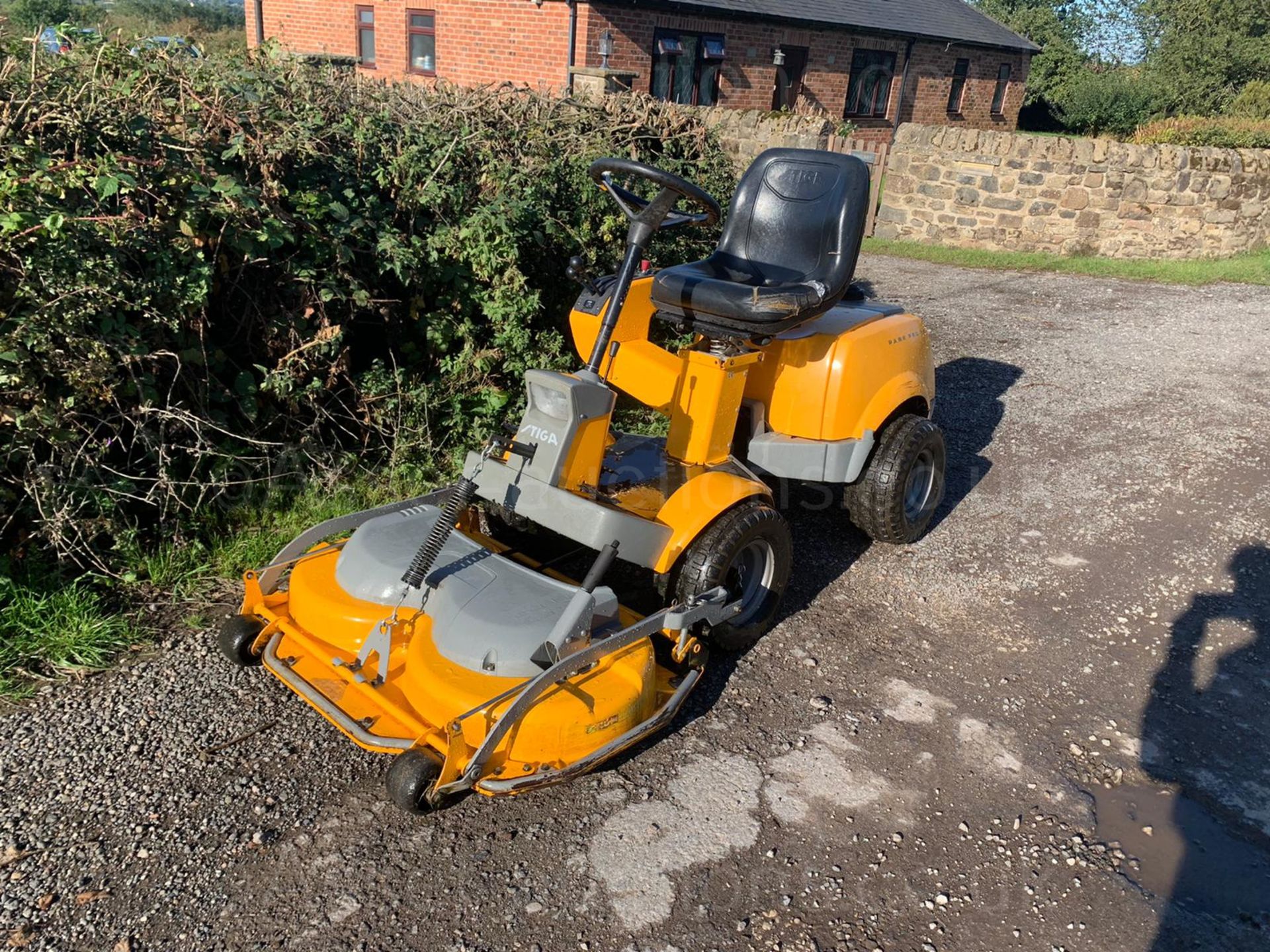 STIGA PARK PRO 16 RIDE ON MOWER, RUNS DRIVES AND CUTS WELL, GOOD SOLID 95cm TWIN BLADE DECK - Image 6 of 22