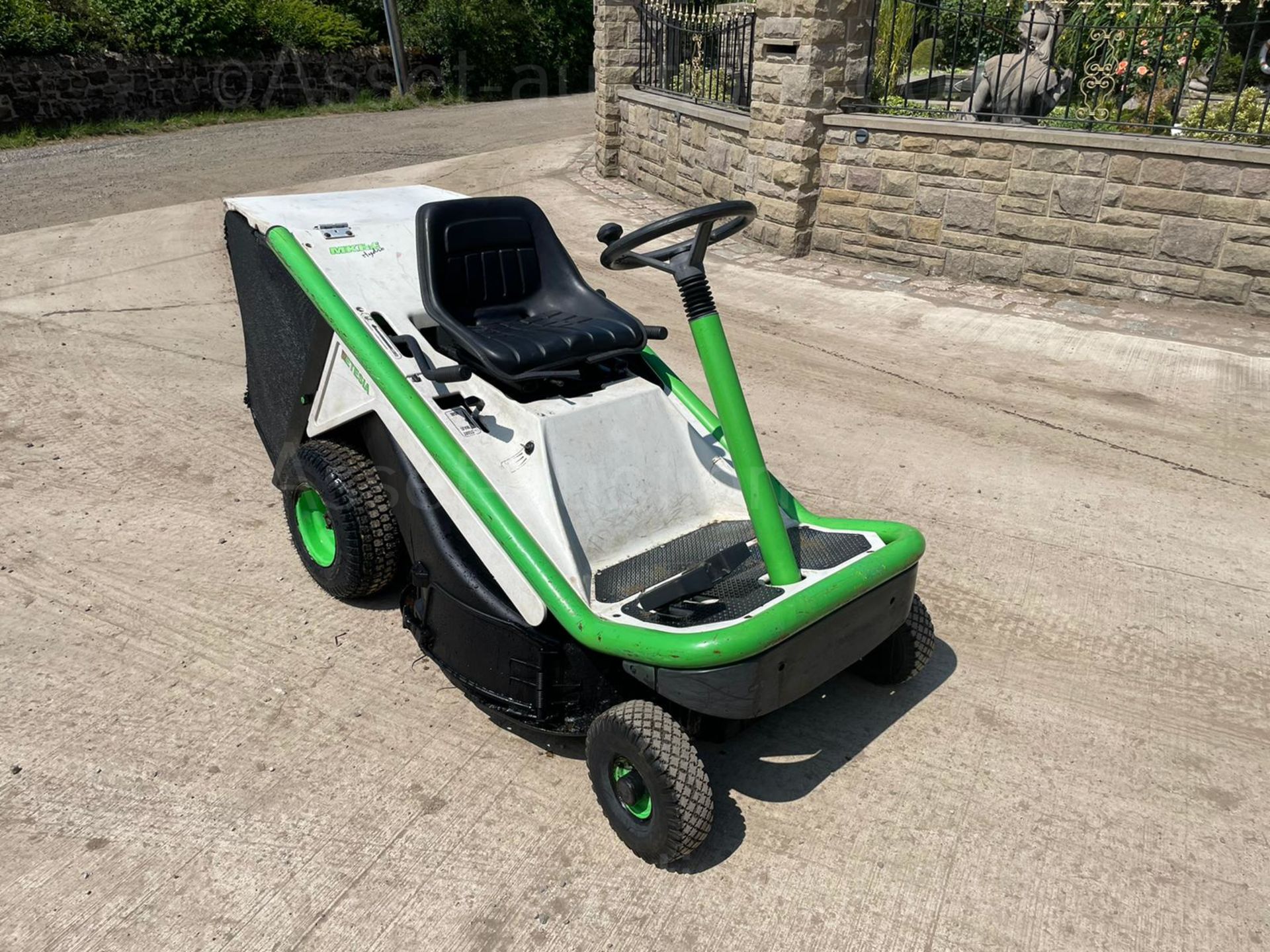 ETESIA HYDRO 80 RIDE ON MOWER, RUNS DRIVES AND CUTS, KAWASAKI PETROL ENGINE, HYDROSTATIC *PLUS VAT* - Image 4 of 12