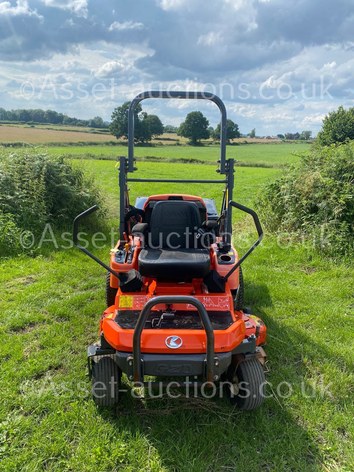 2015 KUBOTA GZD21 HIGH TIP ZERO TURN MOWER, SOLD NEW MID 2017, SHOWING A LOW 203 HOURS *PLUS VAT* - Image 9 of 16