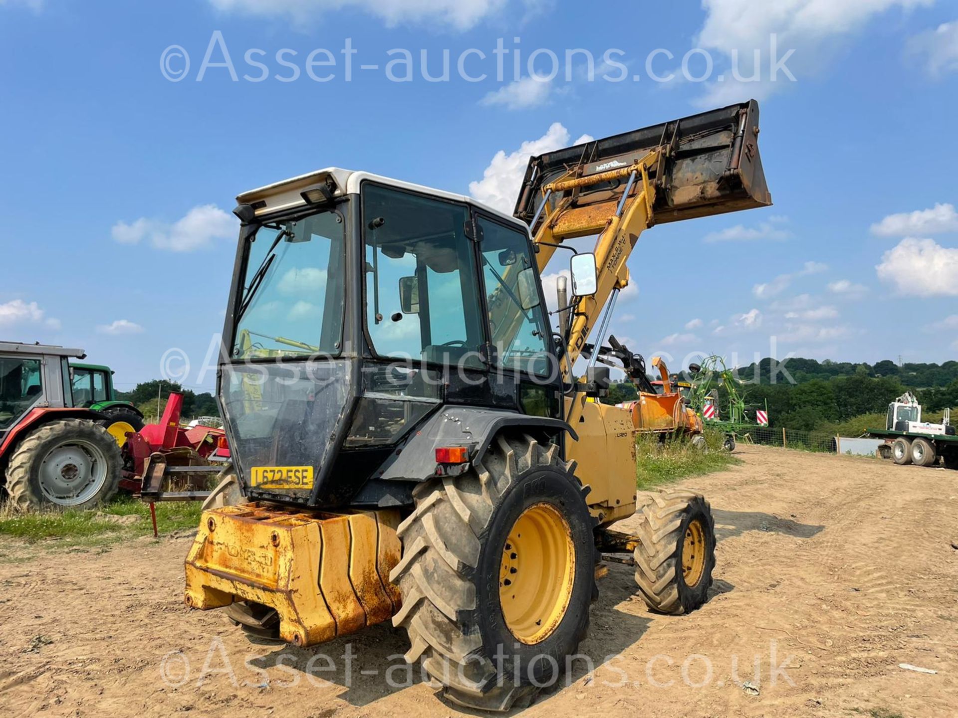 FORD 655D WHEEL DIGGER, RUNS DRIVES AND LIFTS, ROAD REGISTERED, FULLY GLASS CAB *PLUS VAT* - Image 13 of 28