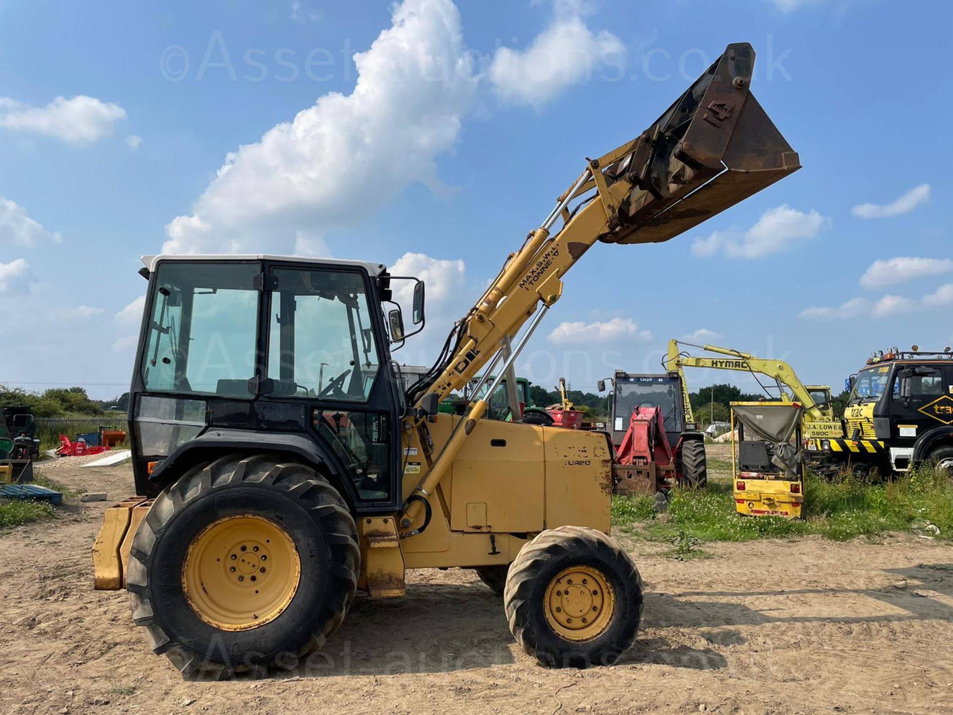 FORD 655D WHEEL DIGGER, RUNS DRIVES AND LIFTS, ROAD REGISTERED, FULLY GLASS CAB *PLUS VAT* - Image 2 of 28