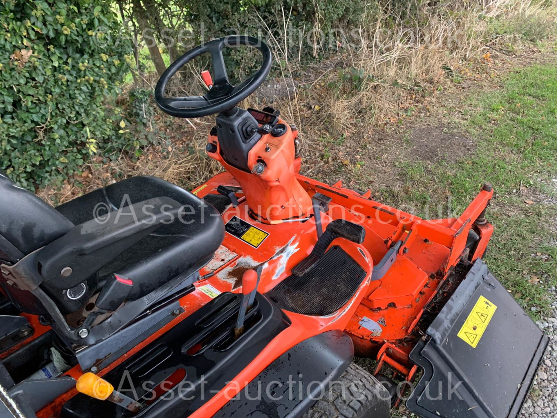 KUBOTA F2880 DIESEL RIDE ON MOWER, RUNS DRIVES AND CUTS, SHOWING A LOW 2640 HOURS *PLUS VAT* - Image 19 of 20