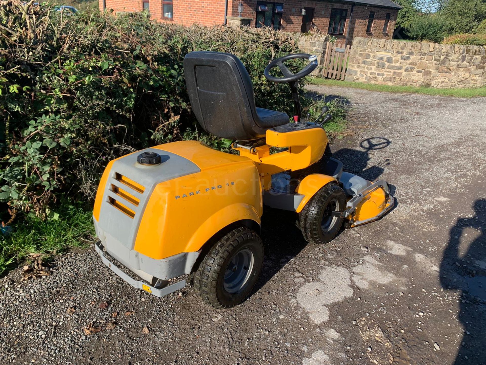 STIGA PARK PRO 16 RIDE ON MOWER, RUNS DRIVES AND CUTS WELL, GOOD SOLID 95cm TWIN BLADE DECK - Image 12 of 22