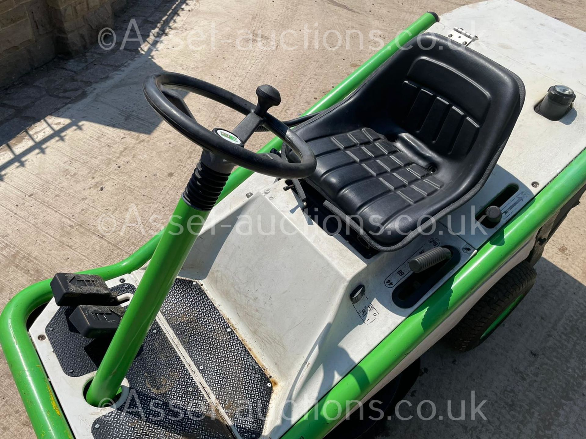 ETESIA HYDRO 80 RIDE ON MOWER, RUNS DRIVES AND CUTS, KAWASAKI PETROL ENGINE, HYDROSTATIC *PLUS VAT* - Image 9 of 12