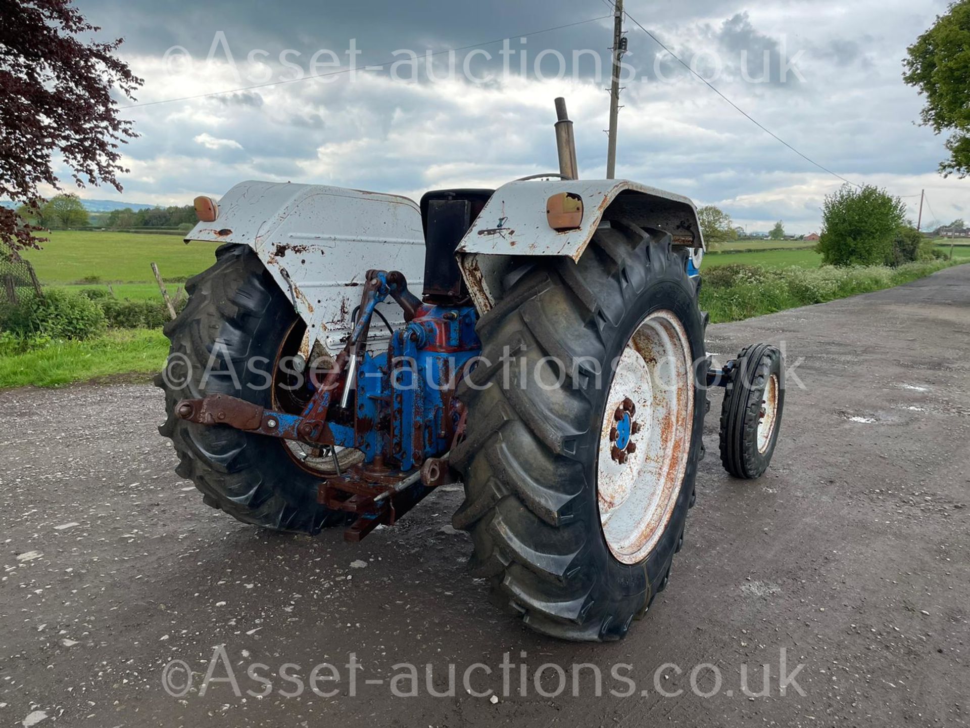 FORD 7000 TRACTOR, RUNS AND DRIVES, ALL GEARS WORK, VINTAGE TRACTOR - HARD TO FIND *PLUS VAT* - Image 9 of 20