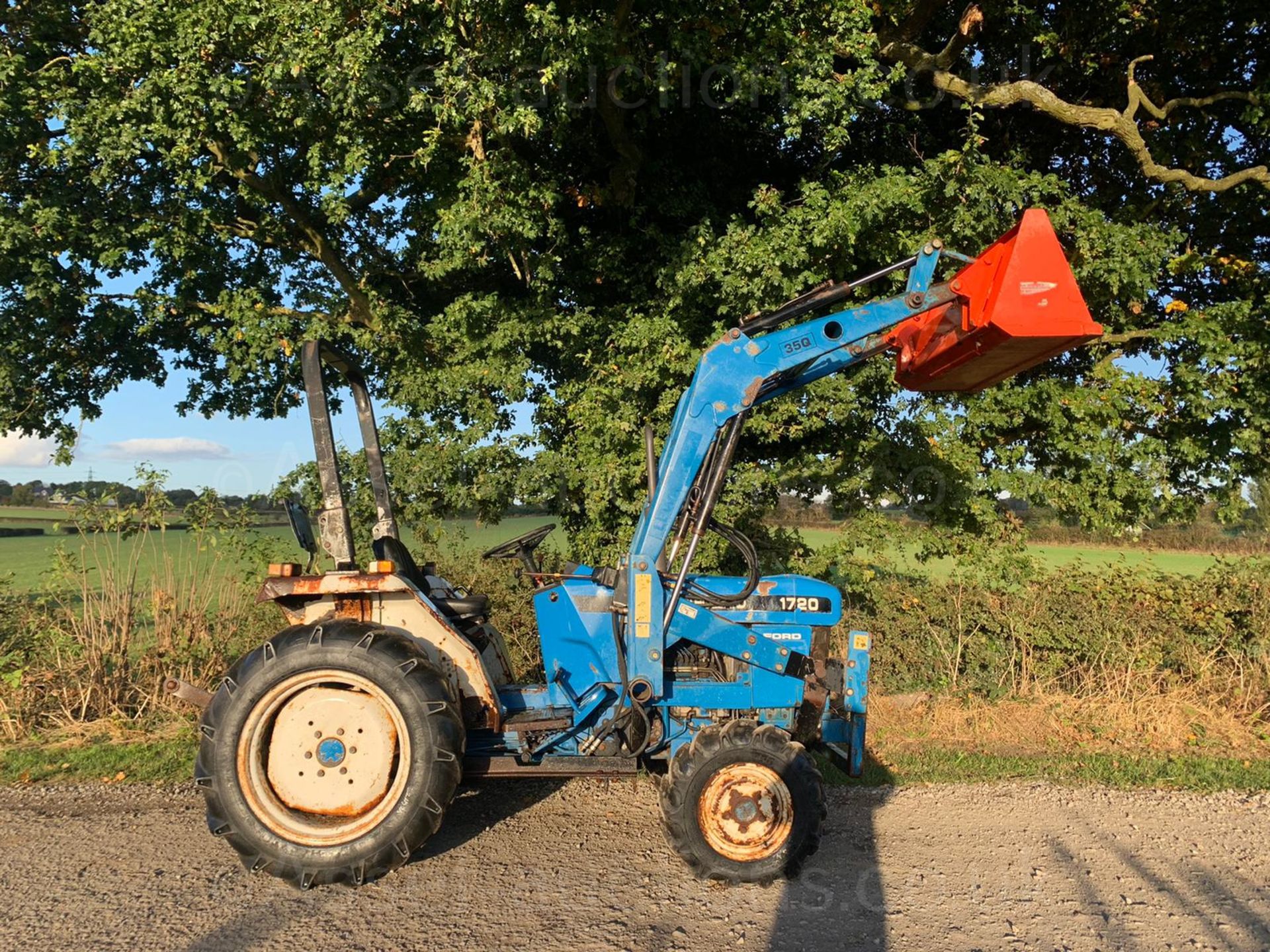 FORD 1720 28hp 4WD COMPACT TRACTOR WITH LEWIS 35Q FRONT LOADER AND BUCKET, RUNS DRIVES LIFTS WELL - Image 2 of 24