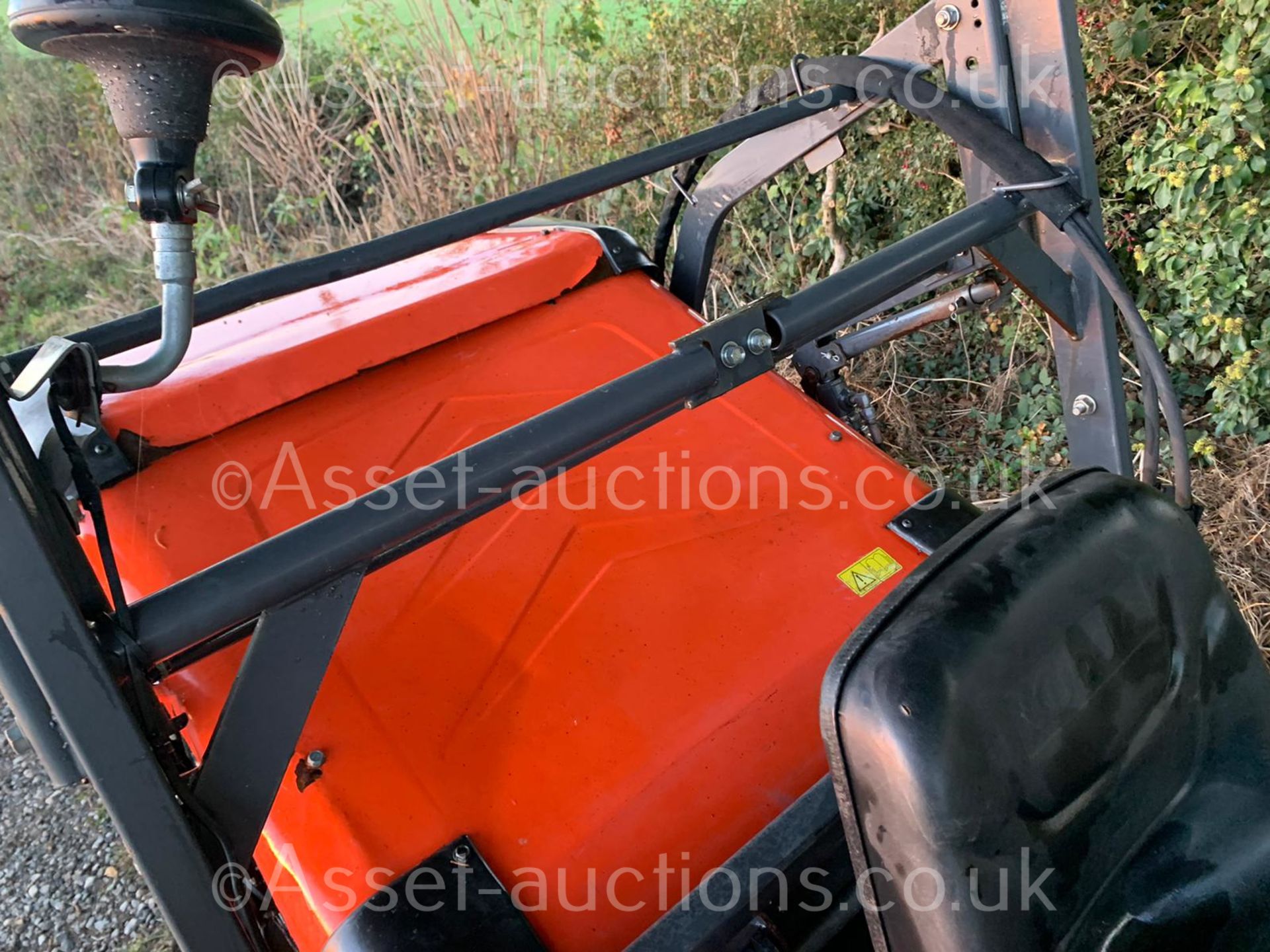 2013/62 KUBOTA G23-II HIGH TIP RIDE ON MOWER, RUNS DRIVES AND CUTS WELL, HYDROSTATIC *PLUS VAT* - Image 13 of 26