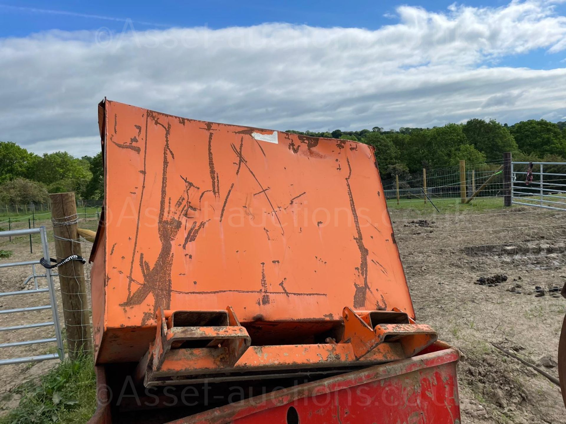 2018 ORANGE TIPPING SKIP, 2000kg RATED CAPACITY, SUITABLE FOR PALLET FORKS *PLUS VAT* - Image 6 of 8