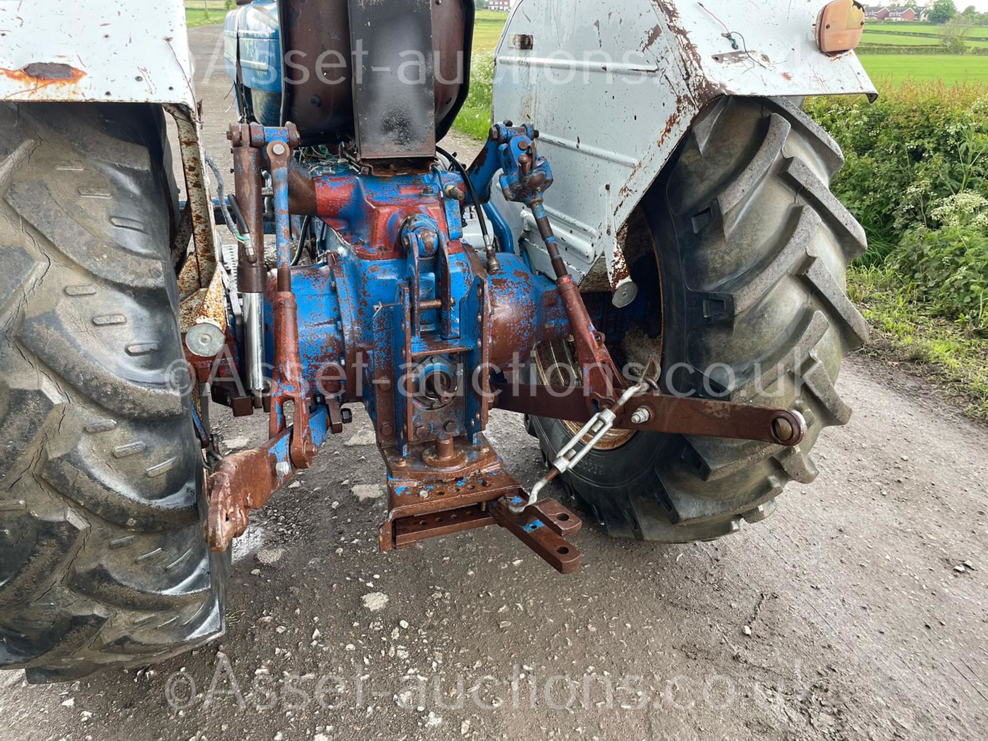 FORD 7000 TRACTOR, RUNS AND DRIVES, ALL GEARS WORK, VINTAGE TRACTOR - HARD TO FIND *PLUS VAT* - Image 13 of 20