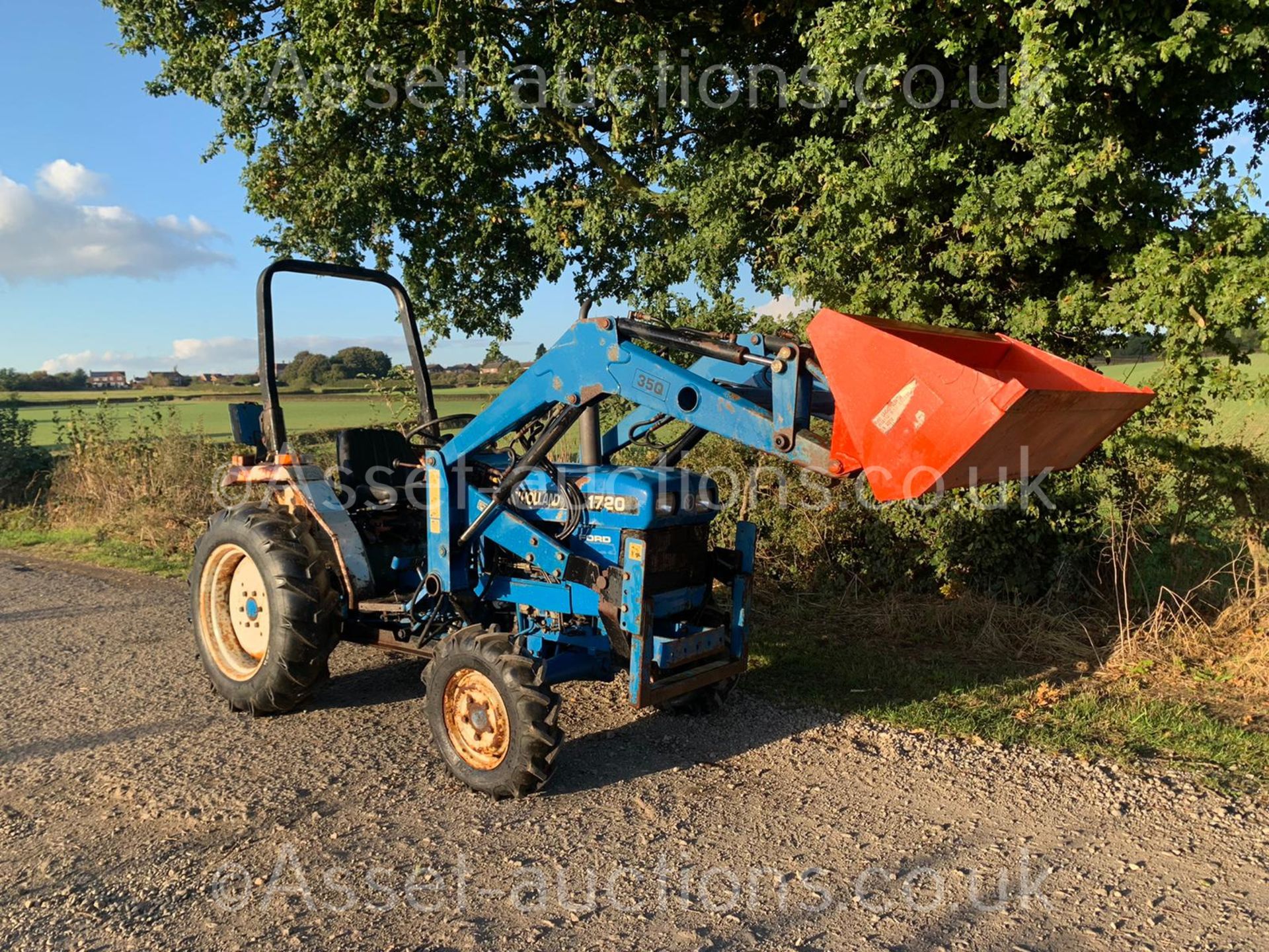 FORD 1720 28hp 4WD COMPACT TRACTOR WITH LEWIS 35Q FRONT LOADER AND BUCKET, RUNS DRIVES LIFTS WELL - Image 5 of 24