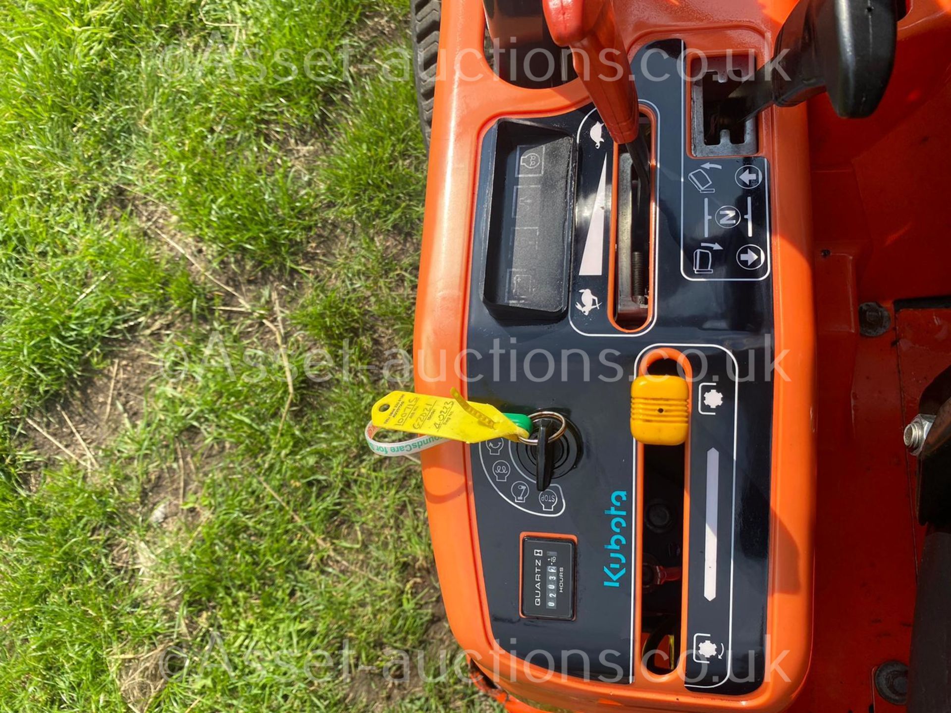 2015 KUBOTA GZD21 HIGH TIP ZERO TURN MOWER, SOLD NEW MID 2017, SHOWING A LOW 203 HOURS *PLUS VAT* - Image 15 of 16