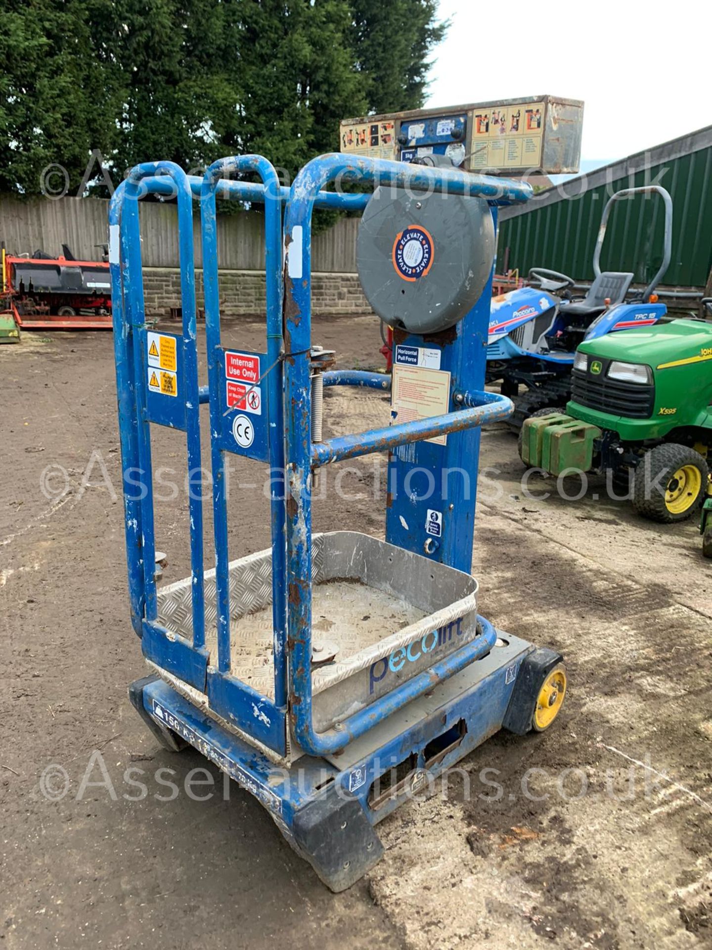 2013 GENIE PECO LIFT, WORKS BY HANDLE *PLUS VAT* - Image 7 of 8